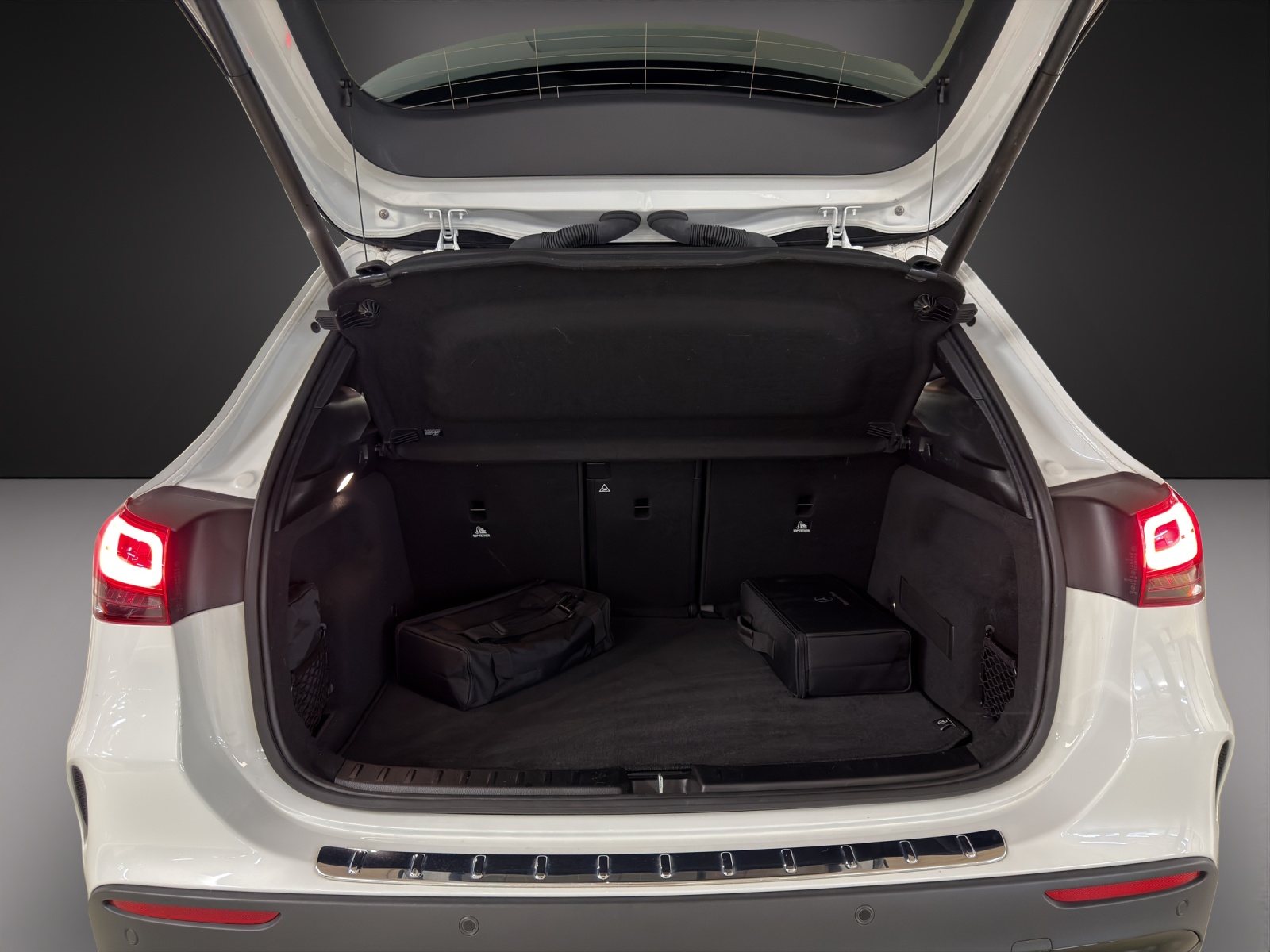 MERCEDES-BENZ GLA 250e AMG Line 8G-DCT-image-15