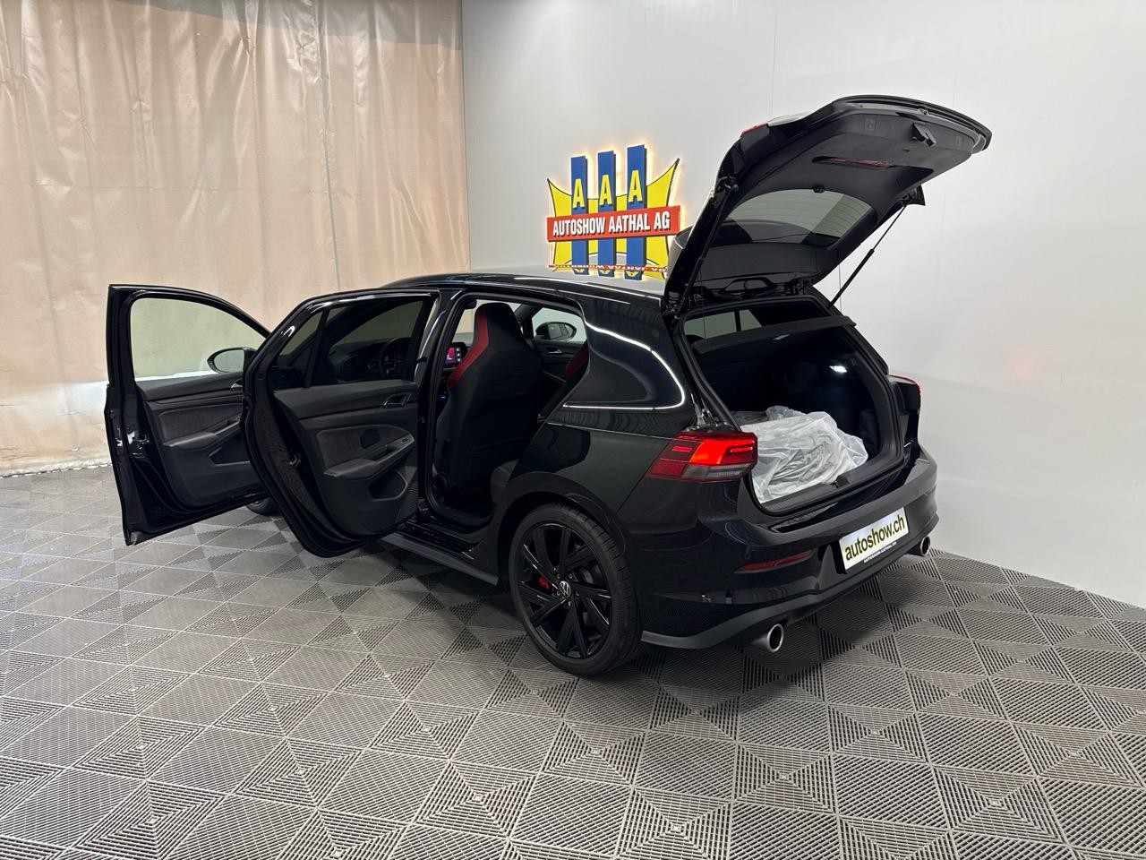 VW Golf 2.0 TSI GTI Black Style Edition-image-12