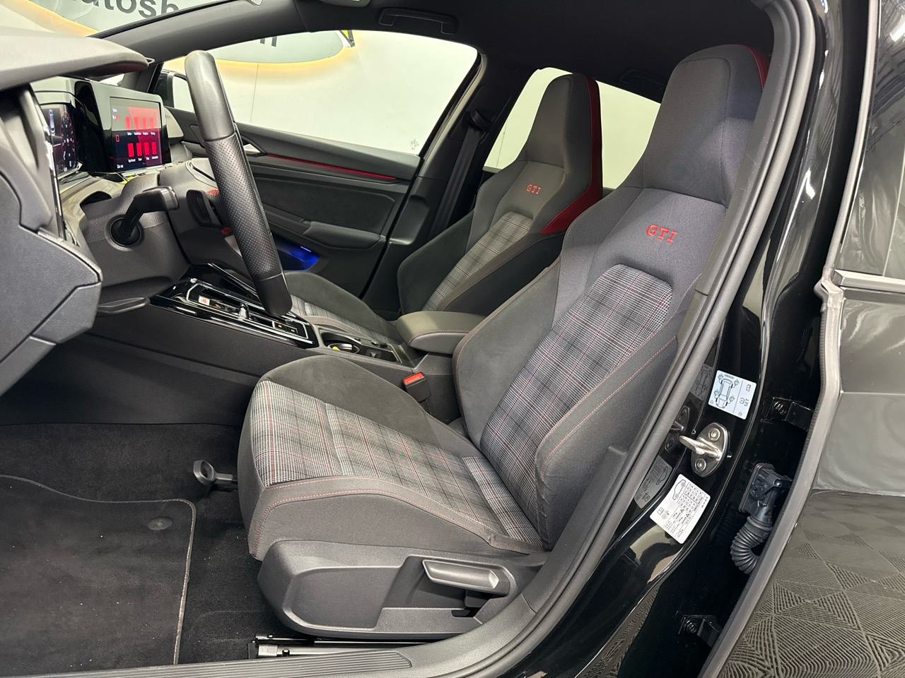 VW Golf 2.0 TSI GTI Black Style Edition-showroom-element-3