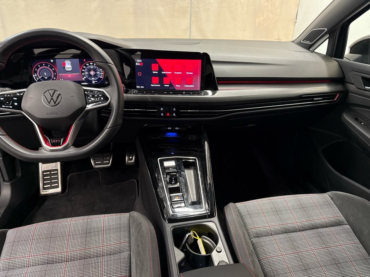 VW Golf 2.0 TSI GTI Black Style Edition-image-4