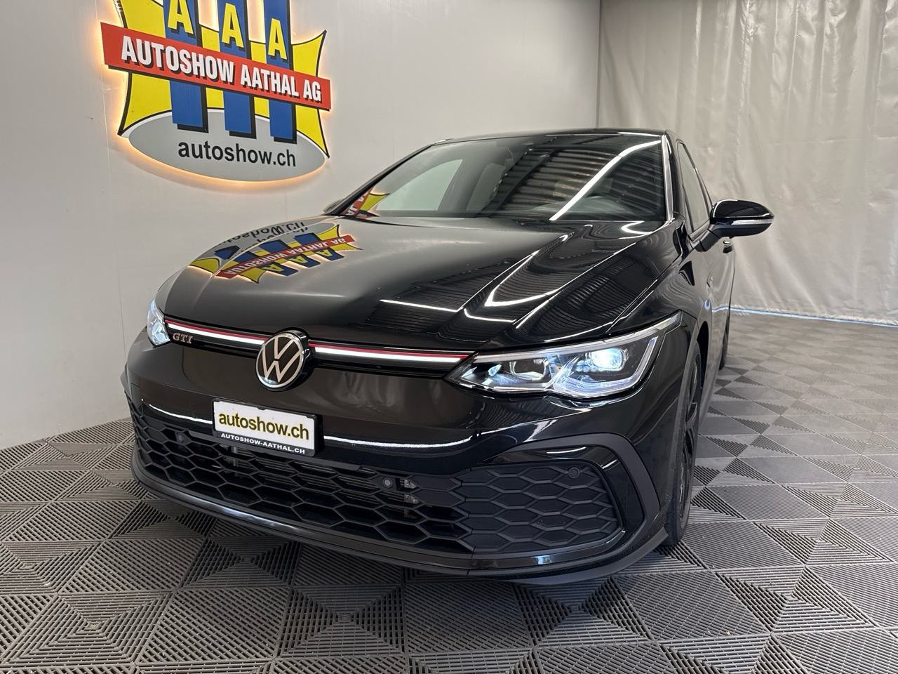 VW Golf 2.0 TSI GTI Black Style Edition-image-15