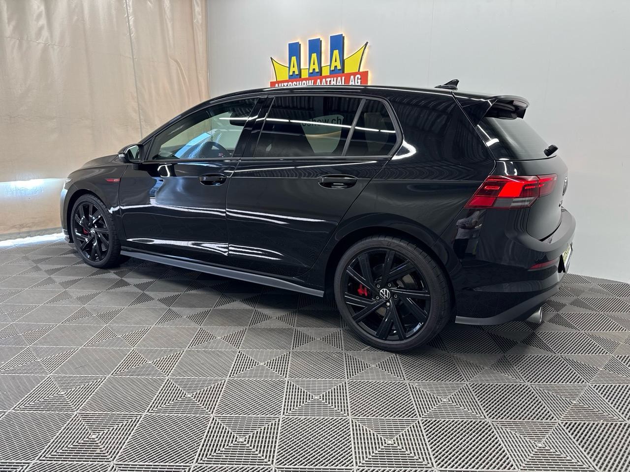 VW Golf 2.0 TSI GTI Black Style Edition-showroom-element-1