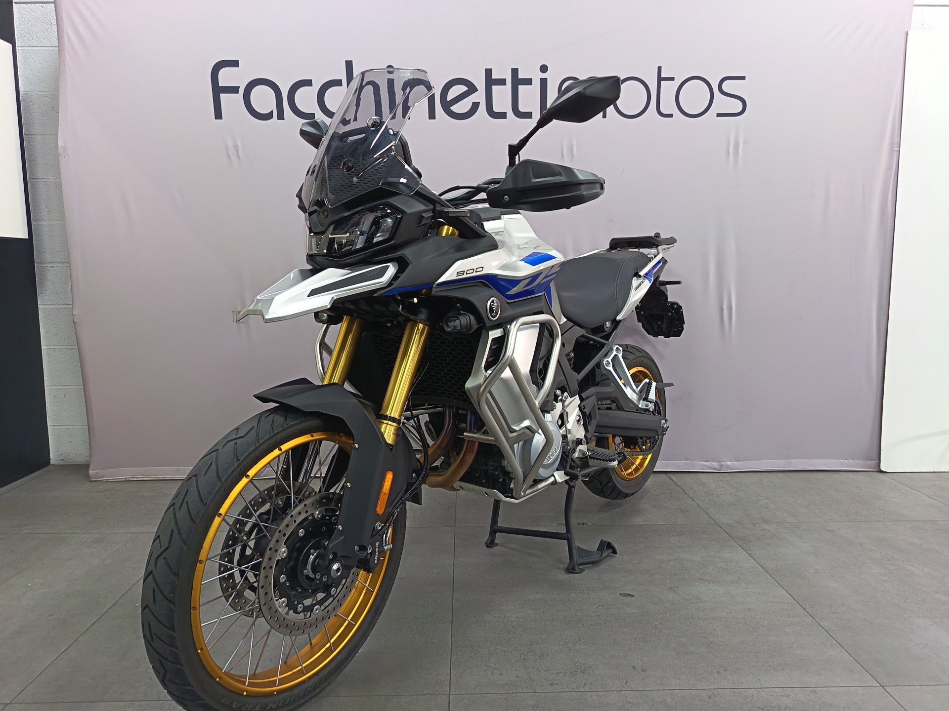 VOGE 900 DSX-showroom-element-2