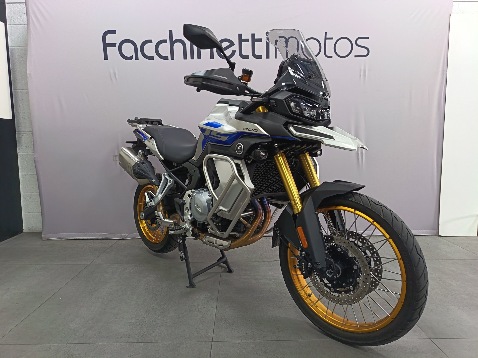 VOGE 900 DSX-showroom-element-1