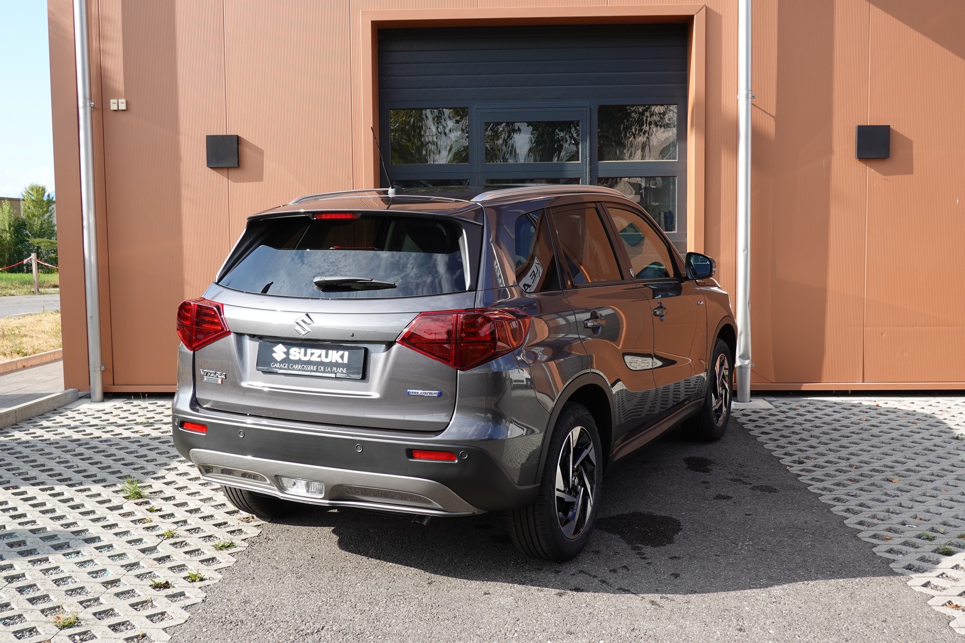 SUZUKI Vitara 1.4 Boosterjet Piz Sulai Top 4x4 Hybrid CH Auto * 3 ans de Garantie * Clim Auto * Keyless * Caméra * Toit ouvrant *-image-7
