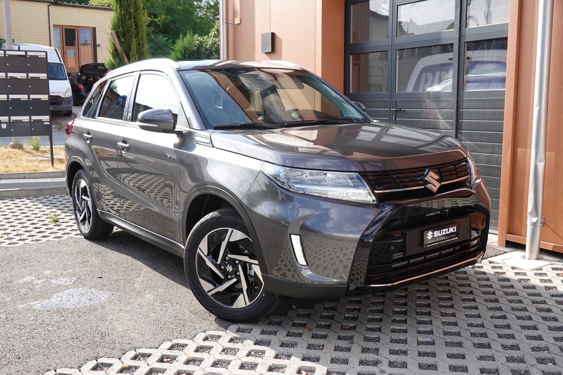 SUZUKI Vitara 1.4 Boosterjet Piz Sulai Top 4x4 Hybrid CH Auto * 3 ans de Garantie * Clim Auto * Keyless * Caméra * Toit ouvrant *-image-5