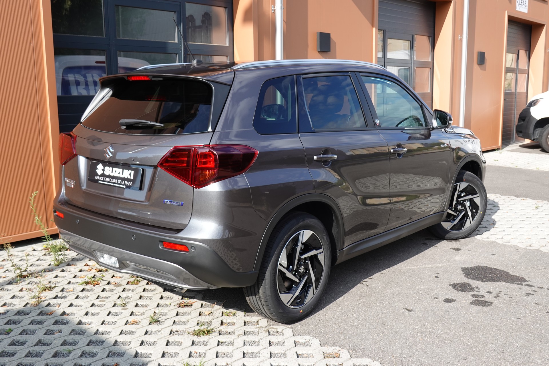 SUZUKI Vitara 1.4 Boosterjet Piz Sulai Top 4x4 Hybrid CH Auto * 3 ans de Garantie * Clim Auto * Keyless * Caméra * Toit ouvrant *-image-6