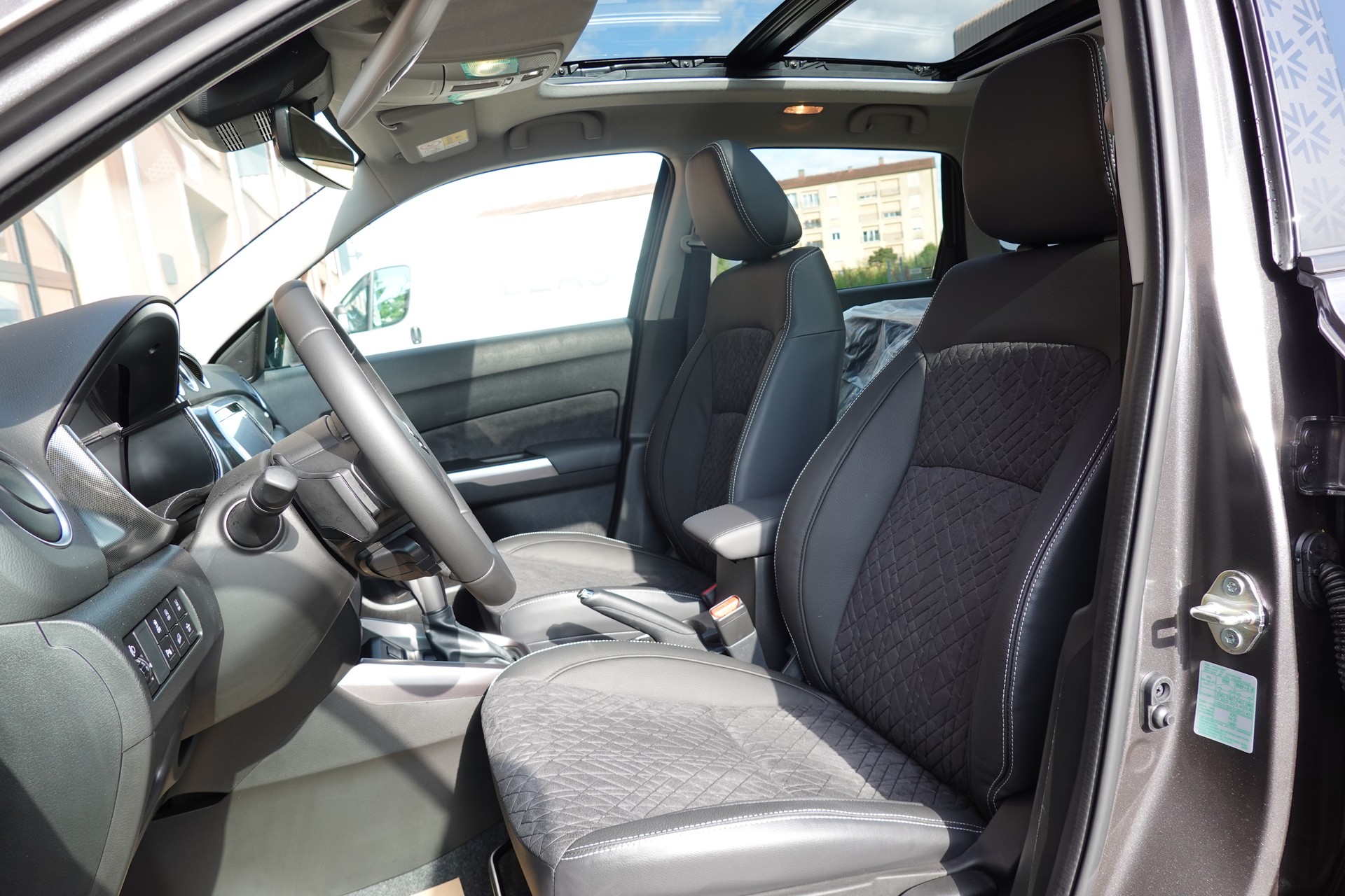 SUZUKI Vitara 1.4 Boosterjet Piz Sulai Top 4x4 Hybrid CH Auto * 3 ans de Garantie * Clim Auto * Keyless * Caméra * Toit ouvrant *-image-25