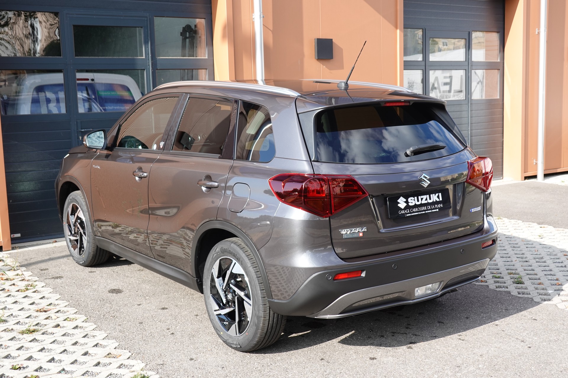 SUZUKI Vitara 1.4 Boosterjet Piz Sulai Top 4x4 Hybrid CH Auto * 3 ans de Garantie * Clim Auto * Keyless * Caméra * Toit ouvrant *-image-9