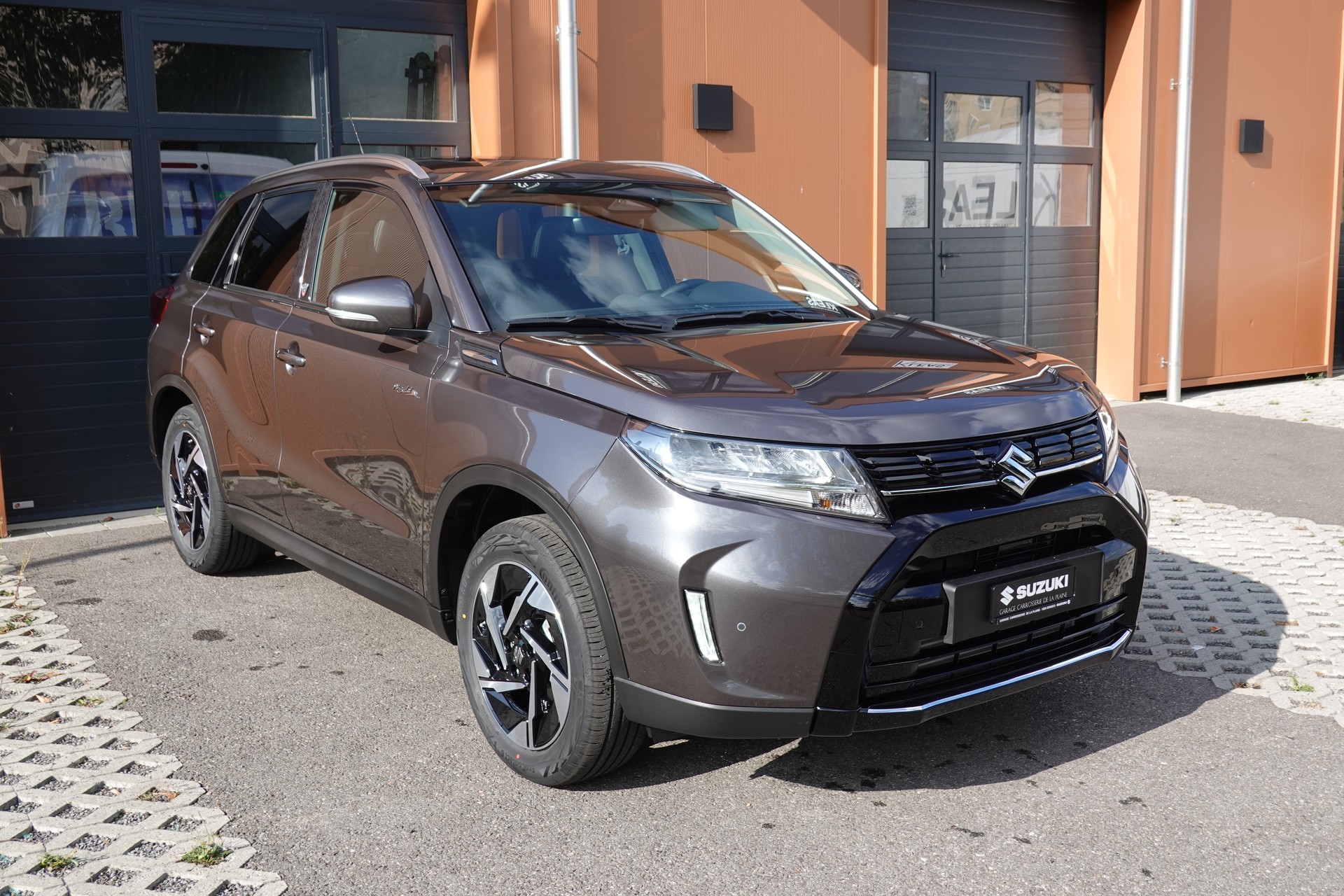 SUZUKI Vitara 1.4 Boosterjet Piz Sulai Top 4x4 Hybrid CH Auto * 3 ans de Garantie * Clim Auto * Keyless * Caméra * Toit ouvrant *-image-2