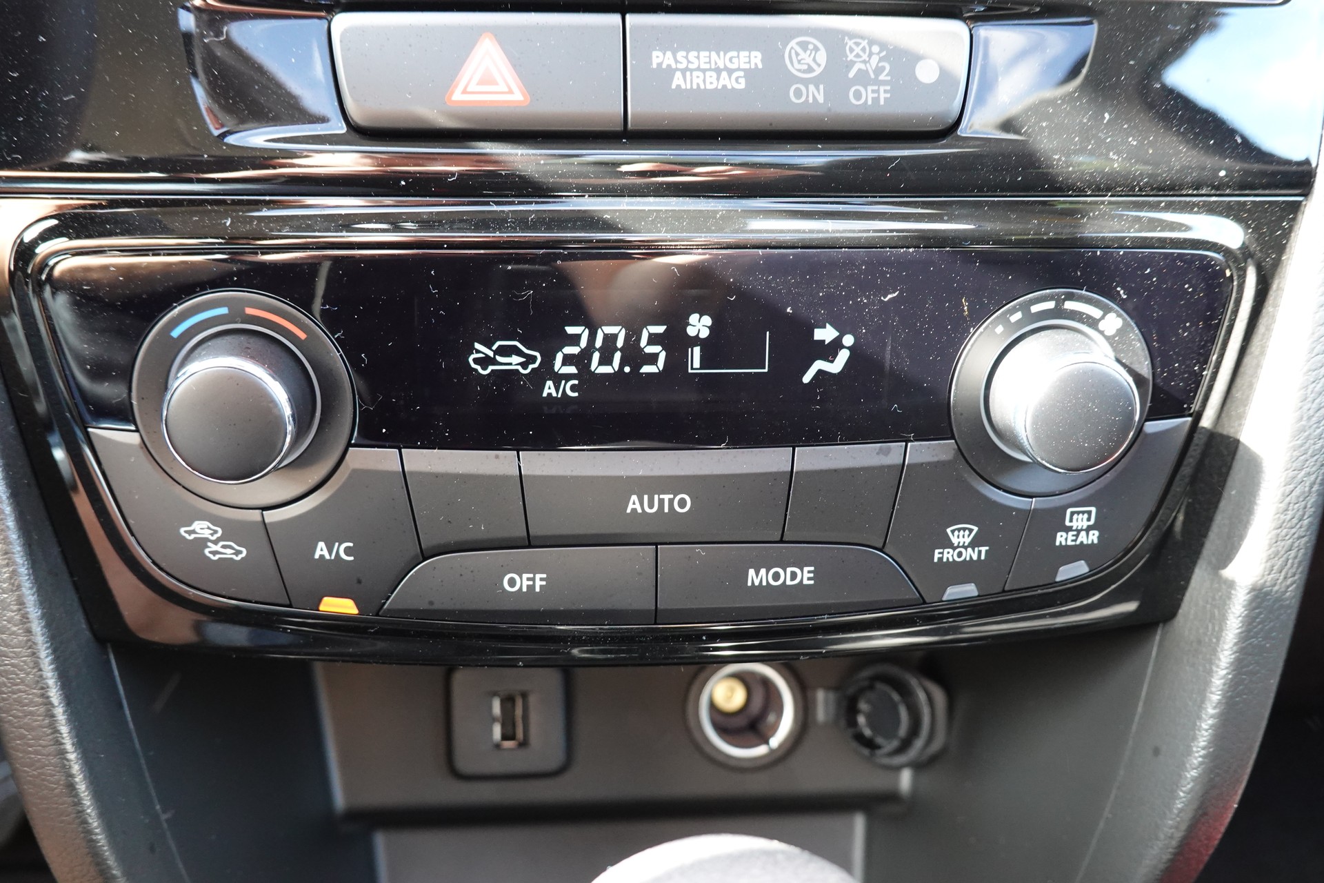 SUZUKI Vitara 1.4 Boosterjet Piz Sulai Top 4x4 Hybrid CH Auto * 3 ans de Garantie * Clim Auto * Keyless * Caméra * Toit ouvrant *-image-16