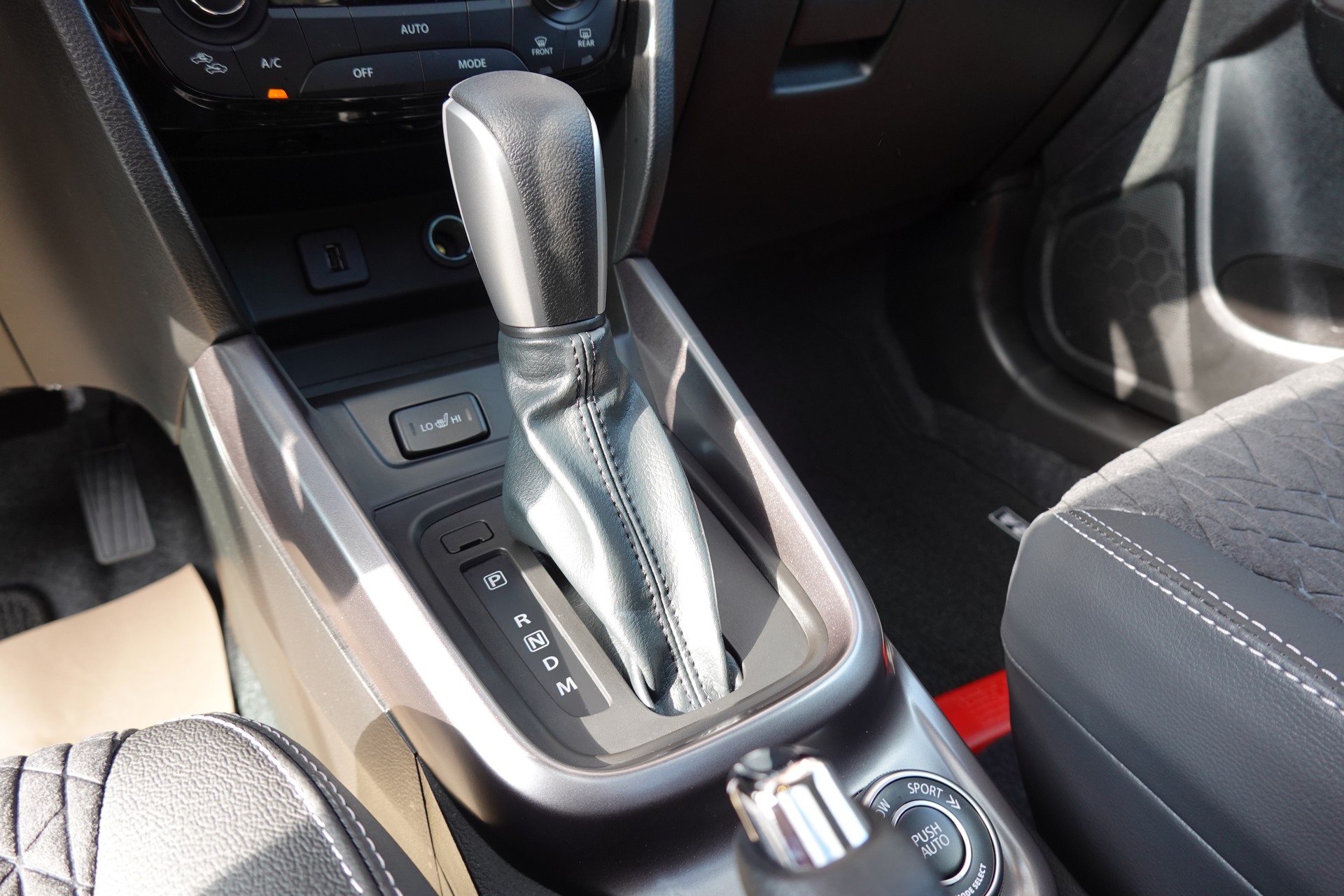 SUZUKI Vitara 1.4 Boosterjet Piz Sulai Top 4x4 Hybrid CH Auto * 3 ans de Garantie * Clim Auto * Keyless * Caméra * Toit ouvrant *-image-22