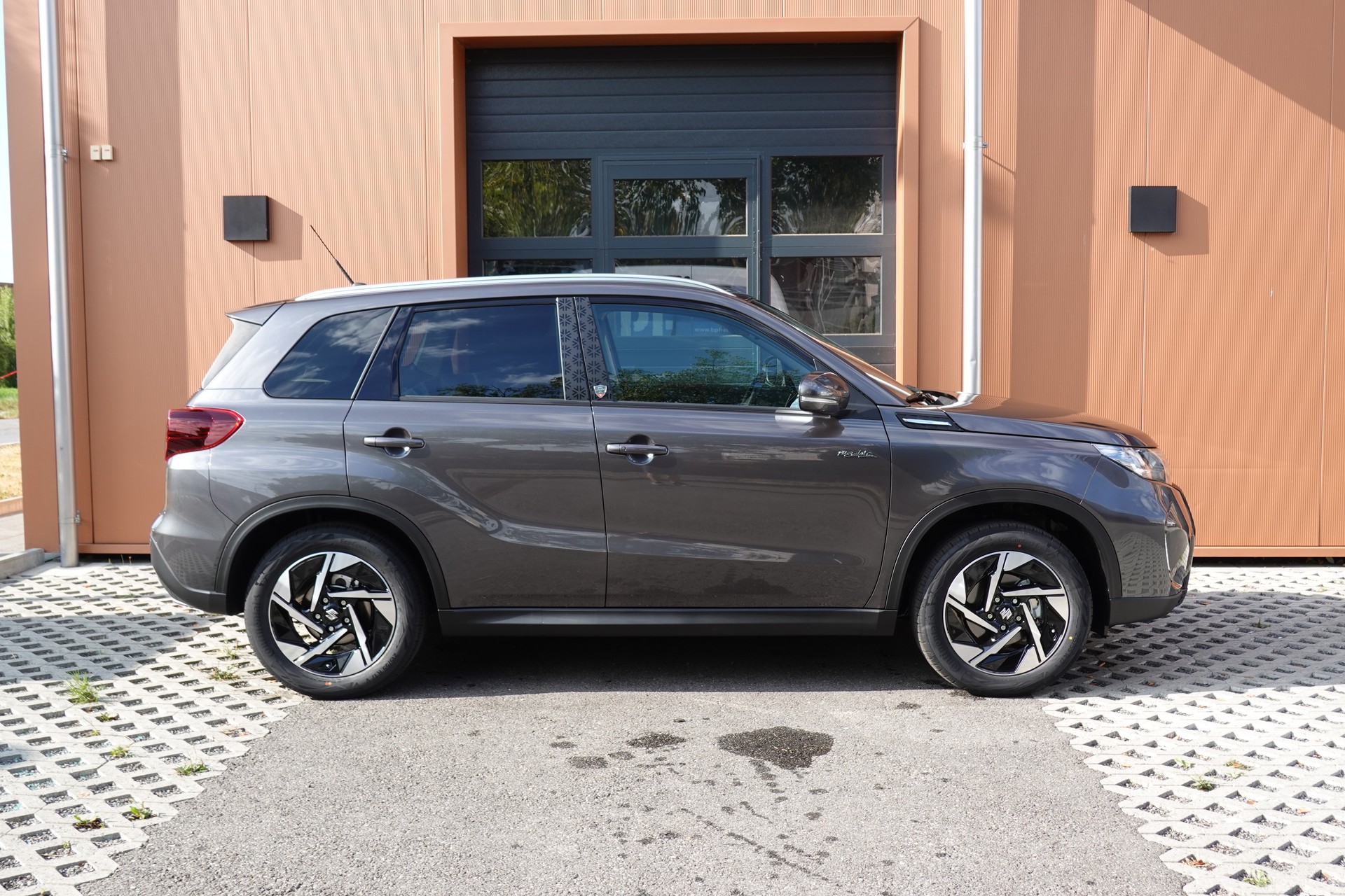 SUZUKI Vitara 1.4 Boosterjet Piz Sulai Top 4x4 Hybrid CH Auto * 3 ans de Garantie * Clim Auto * Keyless * Caméra * Toit ouvrant *-image-3