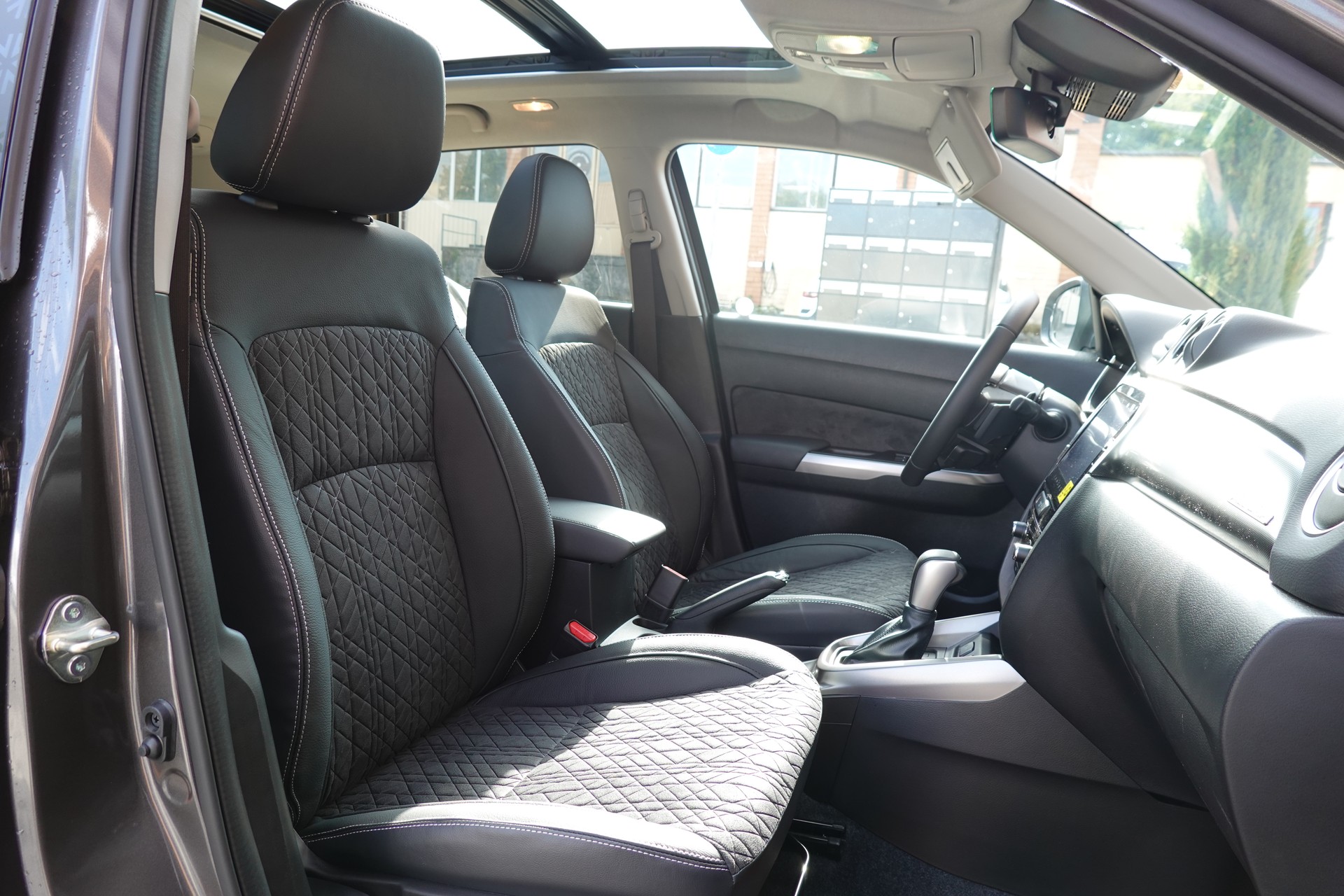 SUZUKI Vitara 1.4 Boosterjet Piz Sulai Top 4x4 Hybrid CH Auto * 3 ans de Garantie * Clim Auto * Keyless * Caméra * Toit ouvrant *-image-26