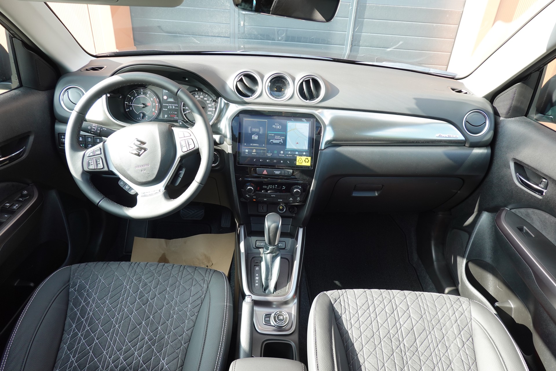 SUZUKI Vitara 1.4 Boosterjet Piz Sulai Top 4x4 Hybrid CH Auto * 3 ans de Garantie * Clim Auto * Keyless * Caméra * Toit ouvrant *-image-10