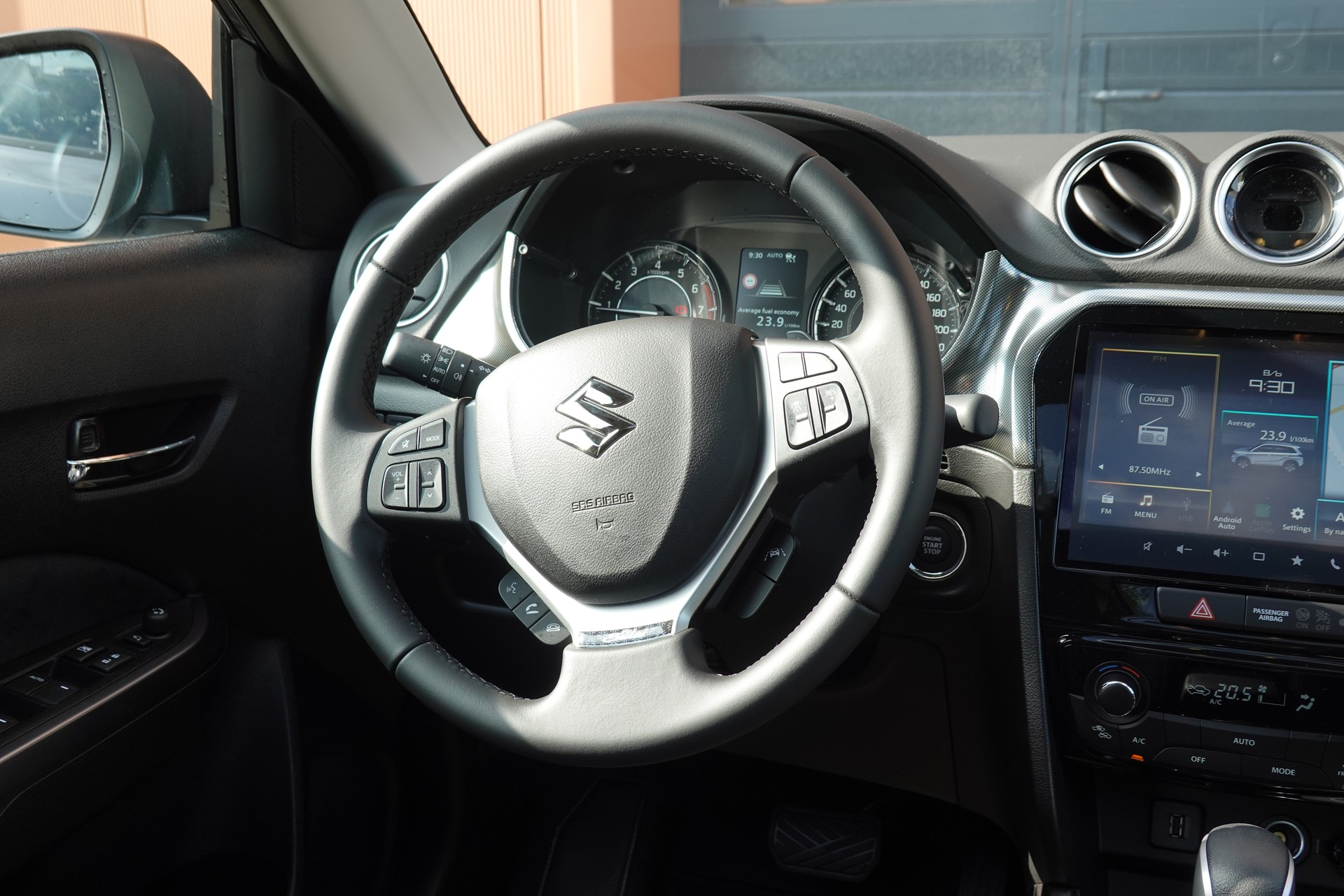 SUZUKI Vitara 1.4 Boosterjet Piz Sulai Top 4x4 Hybrid CH Auto * 3 ans de Garantie * Clim Auto * Keyless * Caméra * Toit ouvrant *-image-11