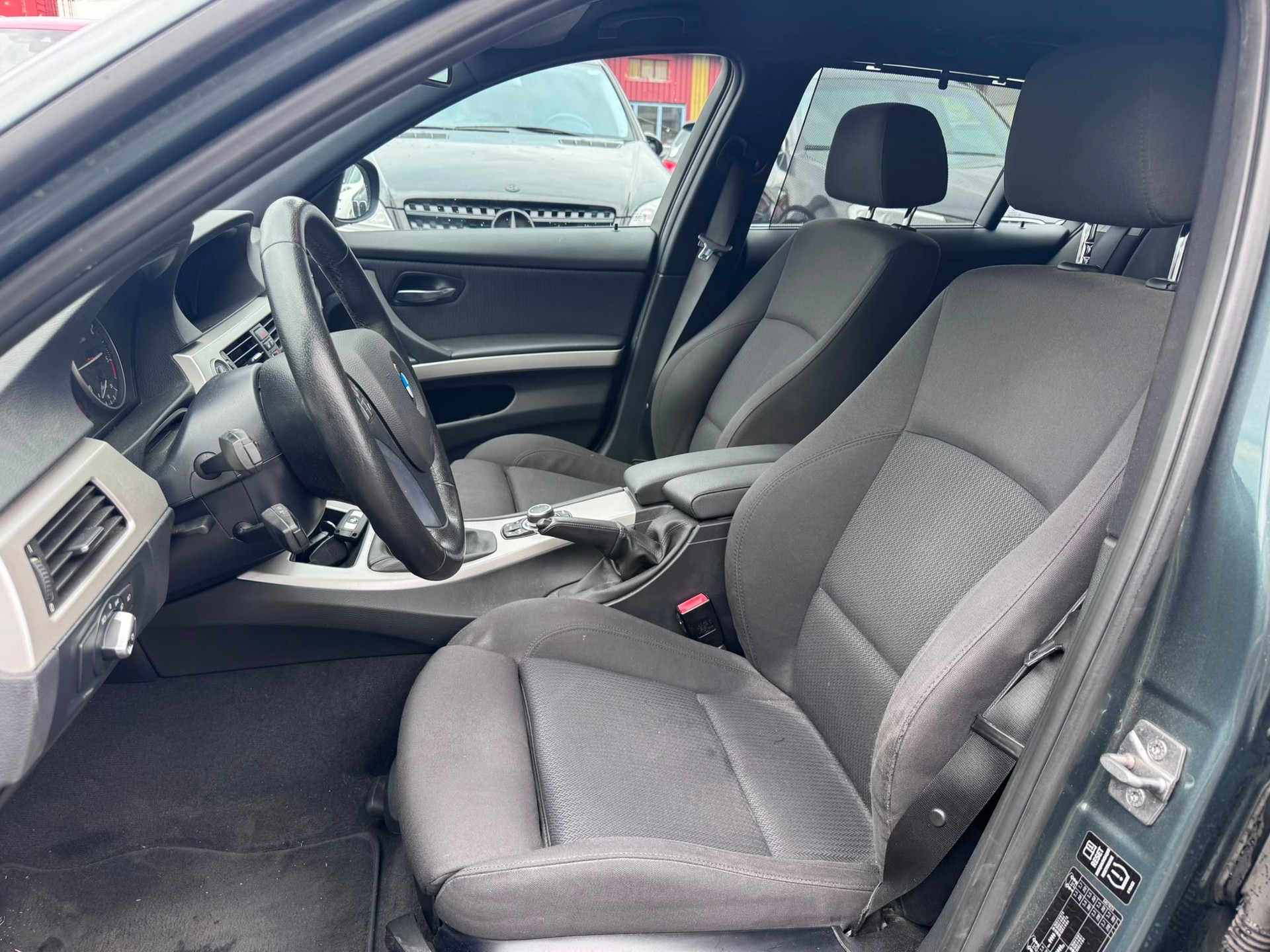 BMW 320d xDrive Touring-image-10