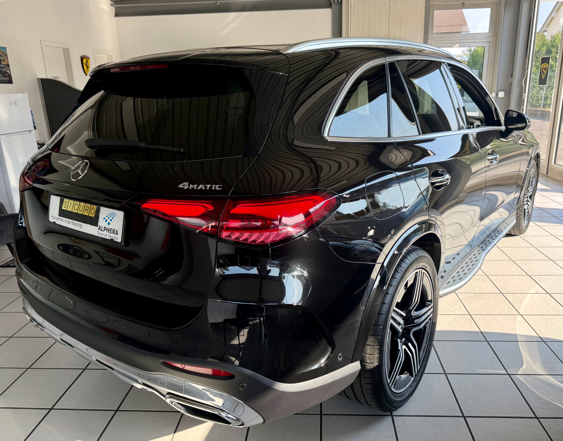 MERCEDES-BENZ GLC 300 AMG Line 4Matic 9G-Tronic-image-9
