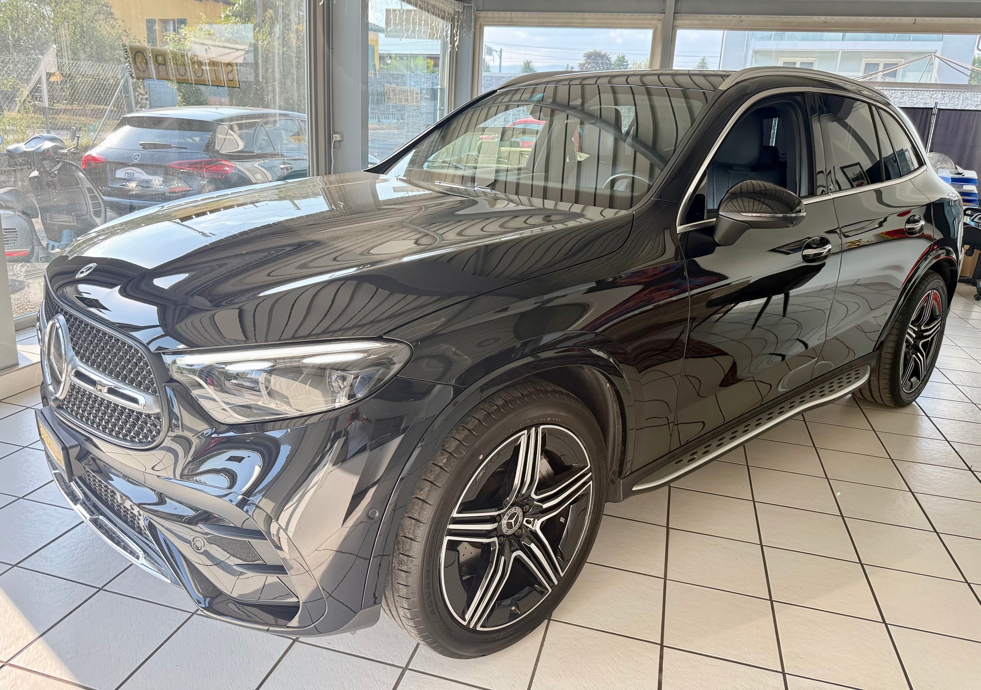 MERCEDES-BENZ GLC 300 AMG Line 4Matic 9G-Tronic-image-3