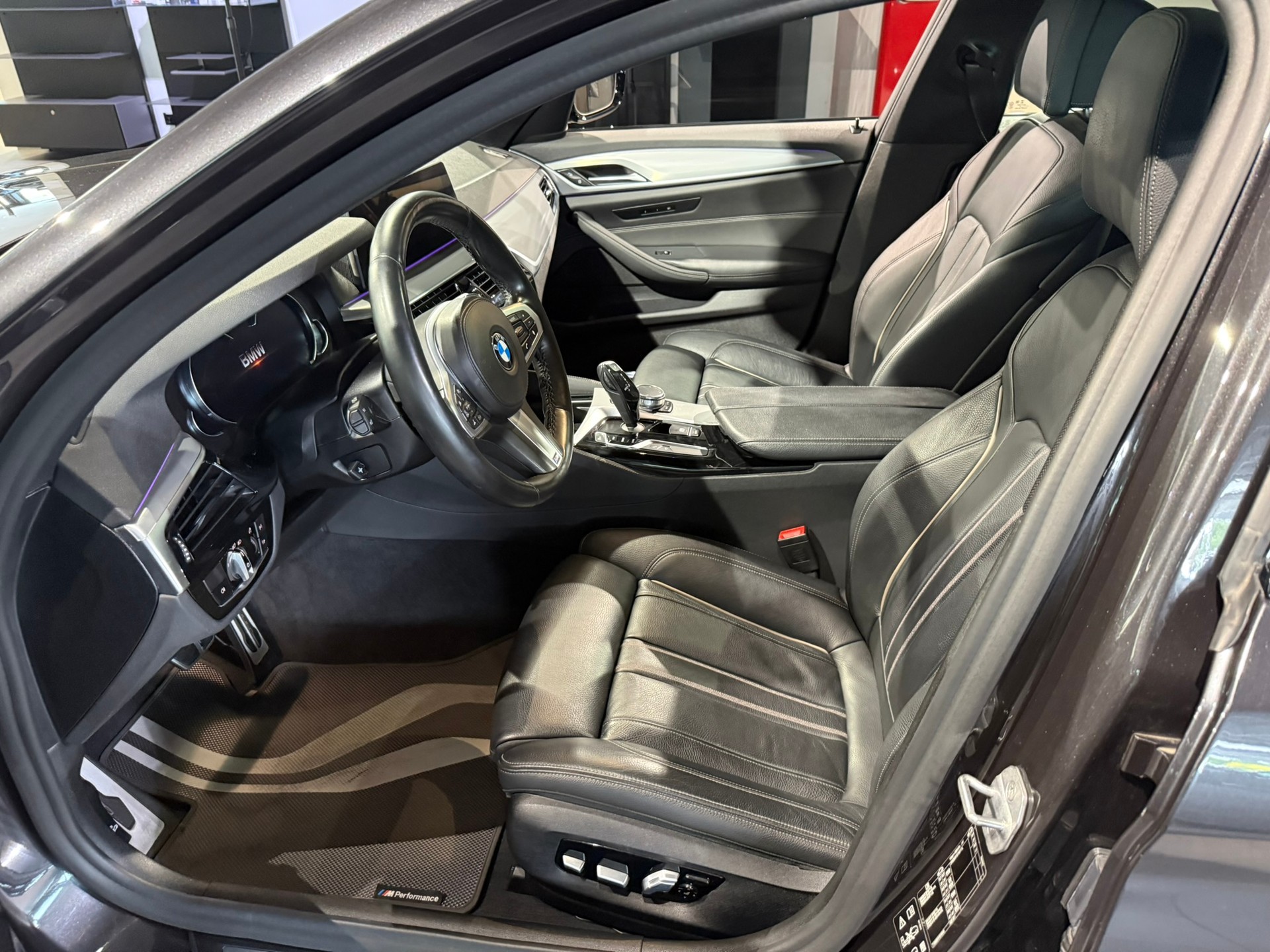 BMW M550d xDrive Touring Steptronic-image-18