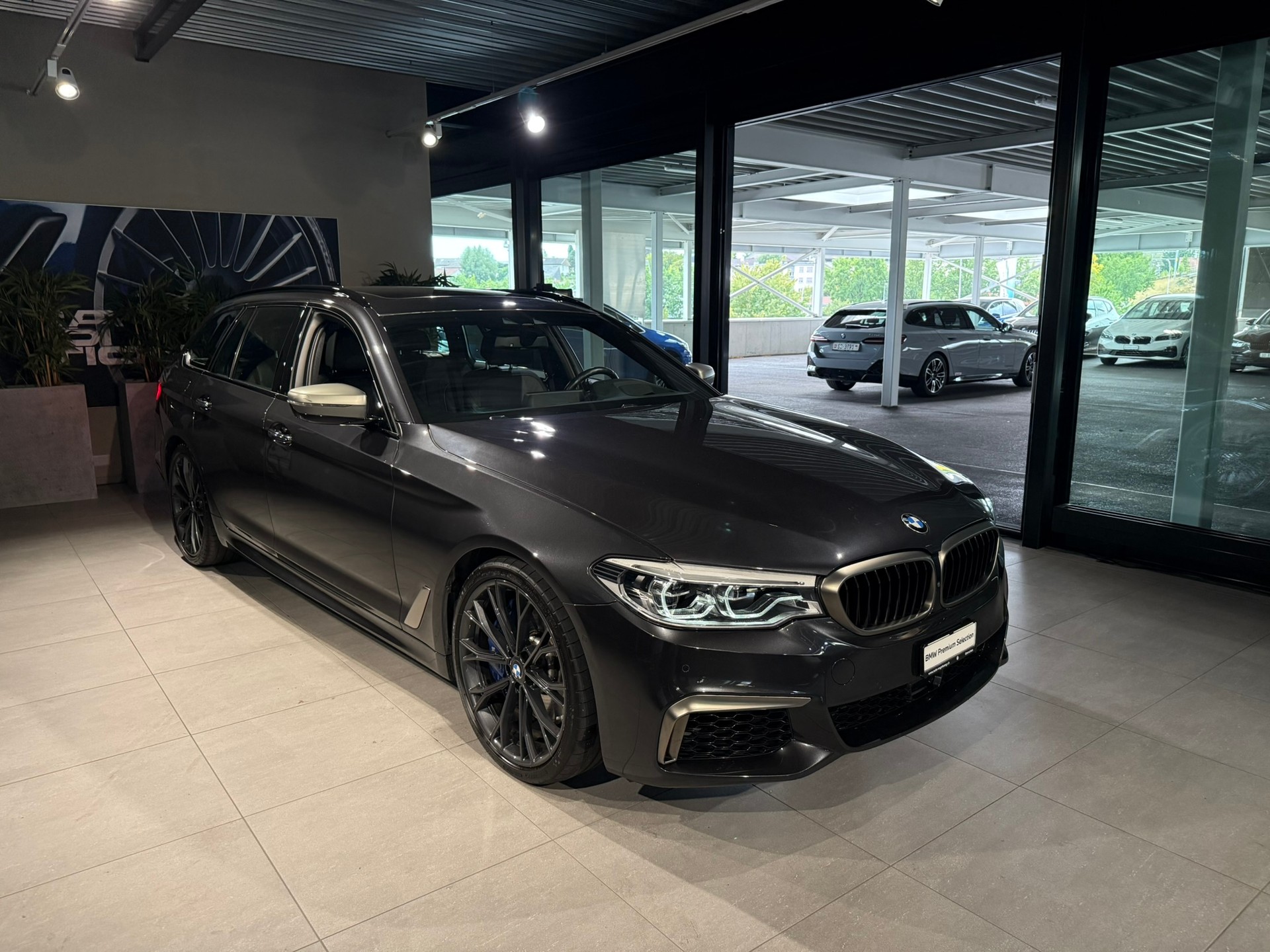 BMW M550d xDrive Touring Steptronic-showroom-element-2