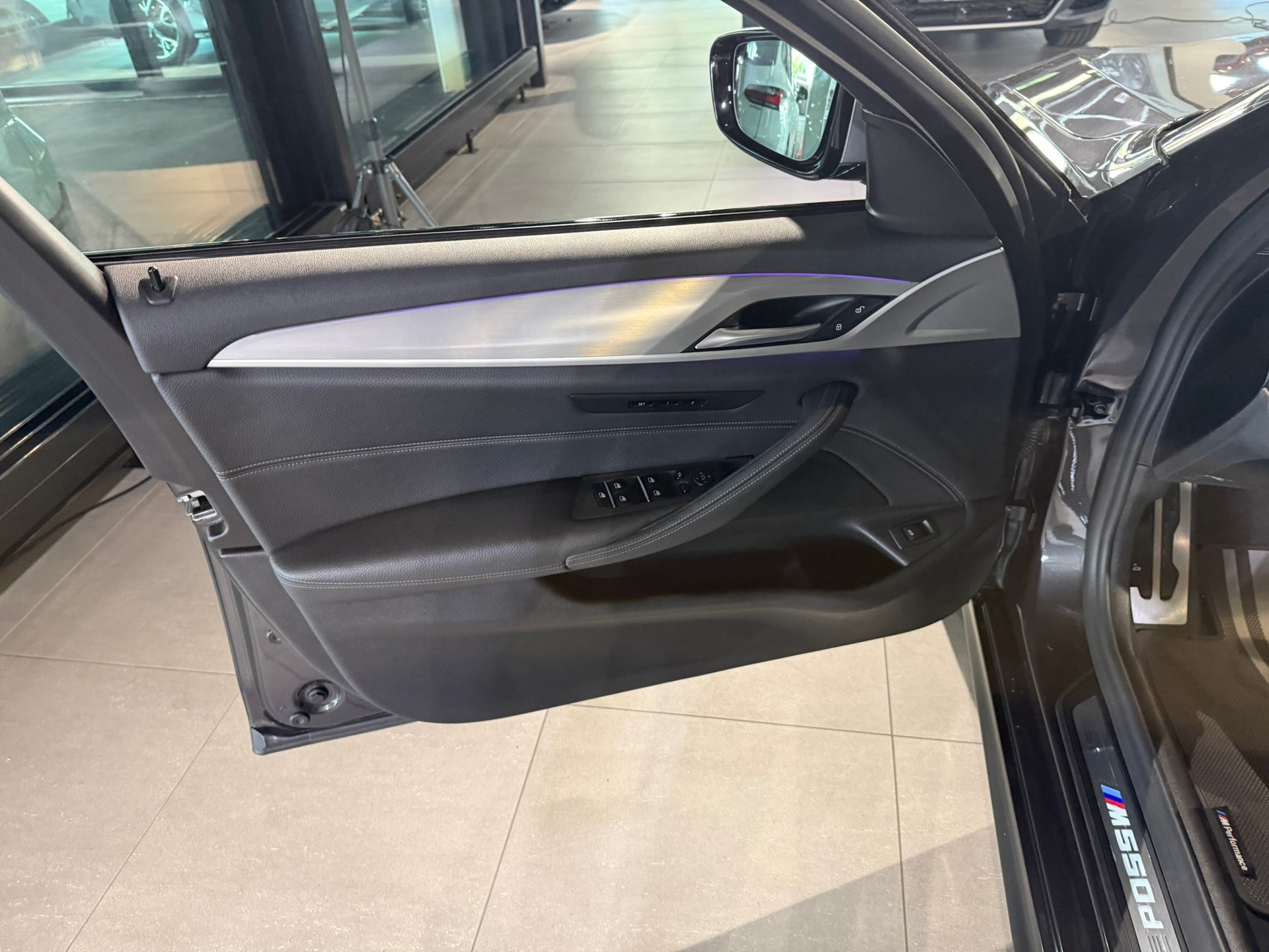 BMW M550d xDrive Touring Steptronic-image-19