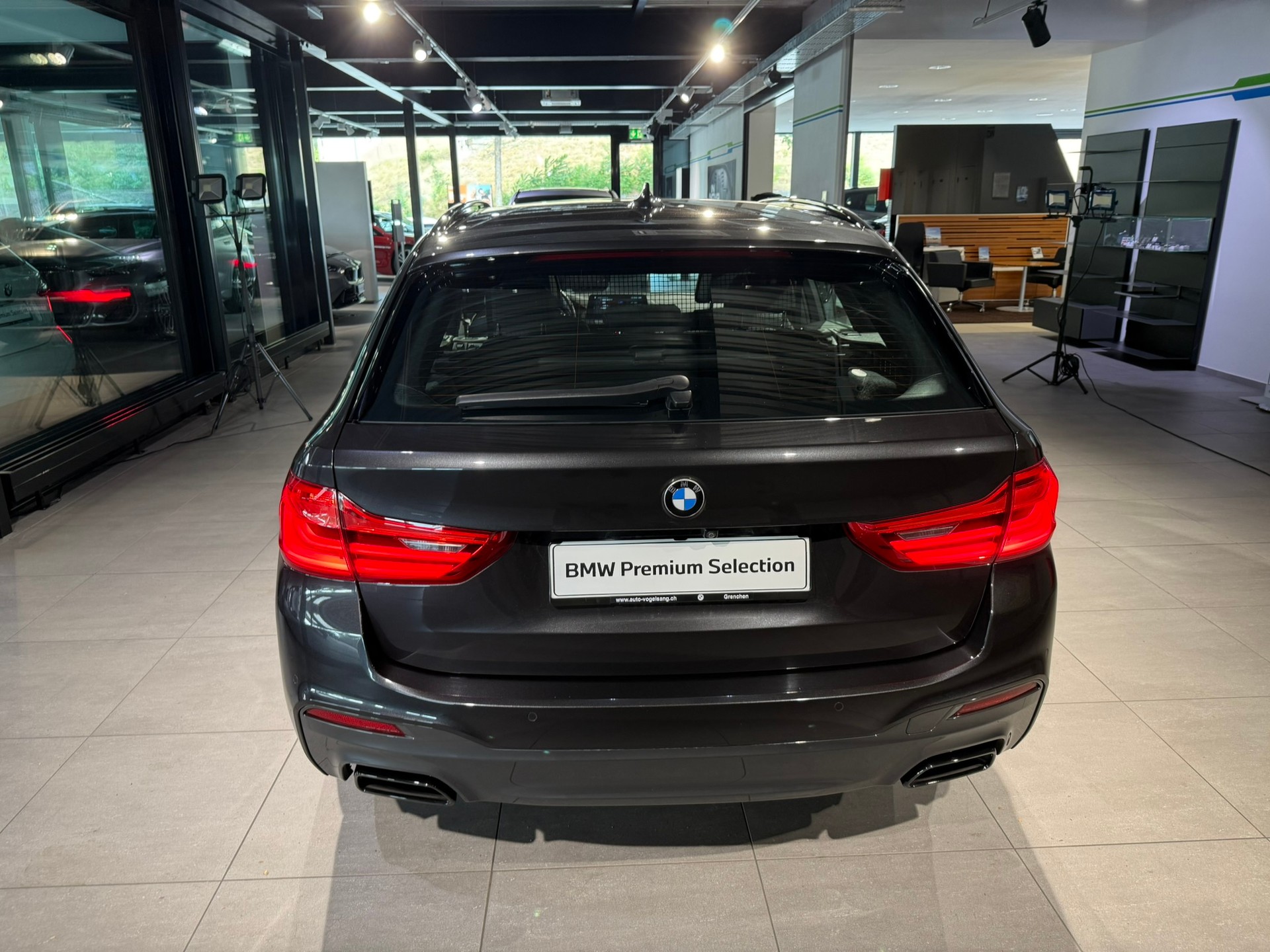 BMW M550d xDrive Touring Steptronic-image-5