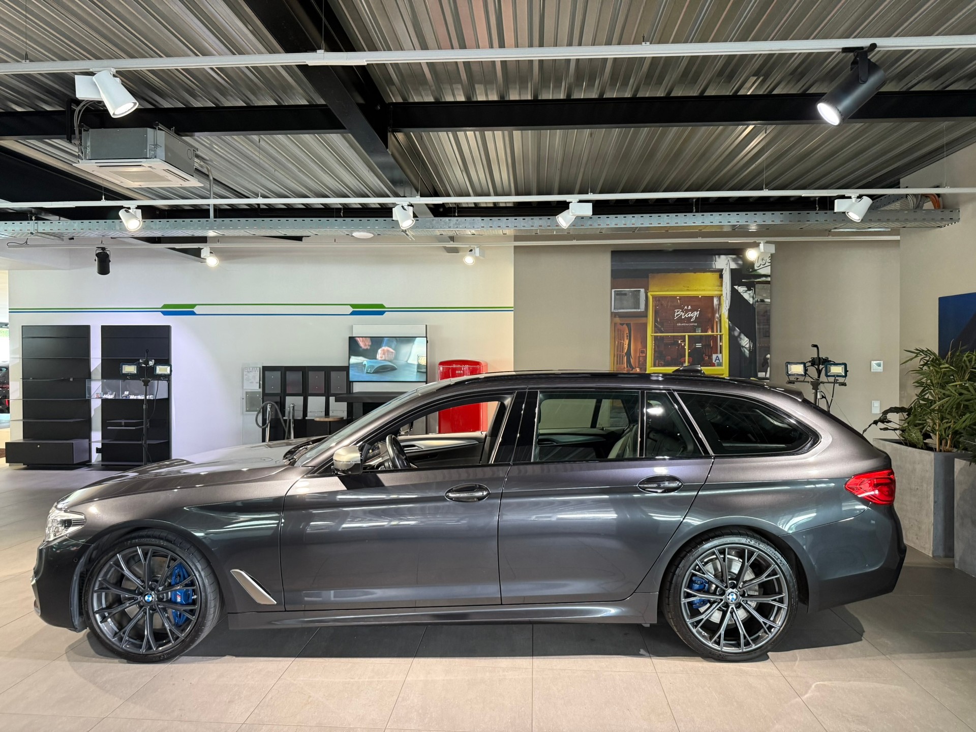 BMW M550d xDrive Touring Steptronic-image-4
