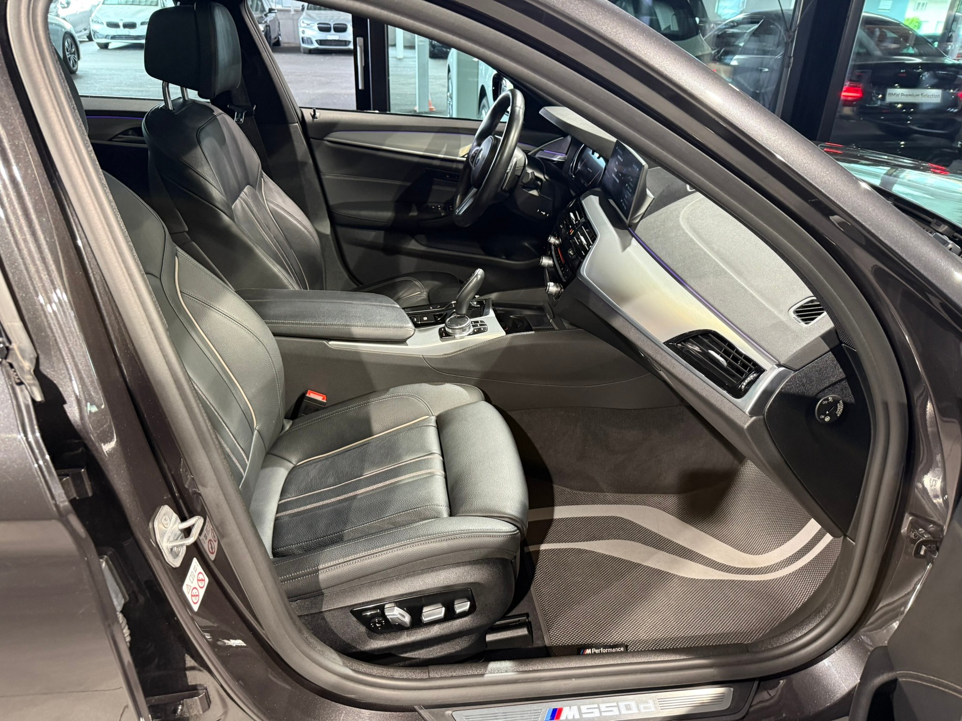 BMW M550d xDrive Touring Steptronic-image-11