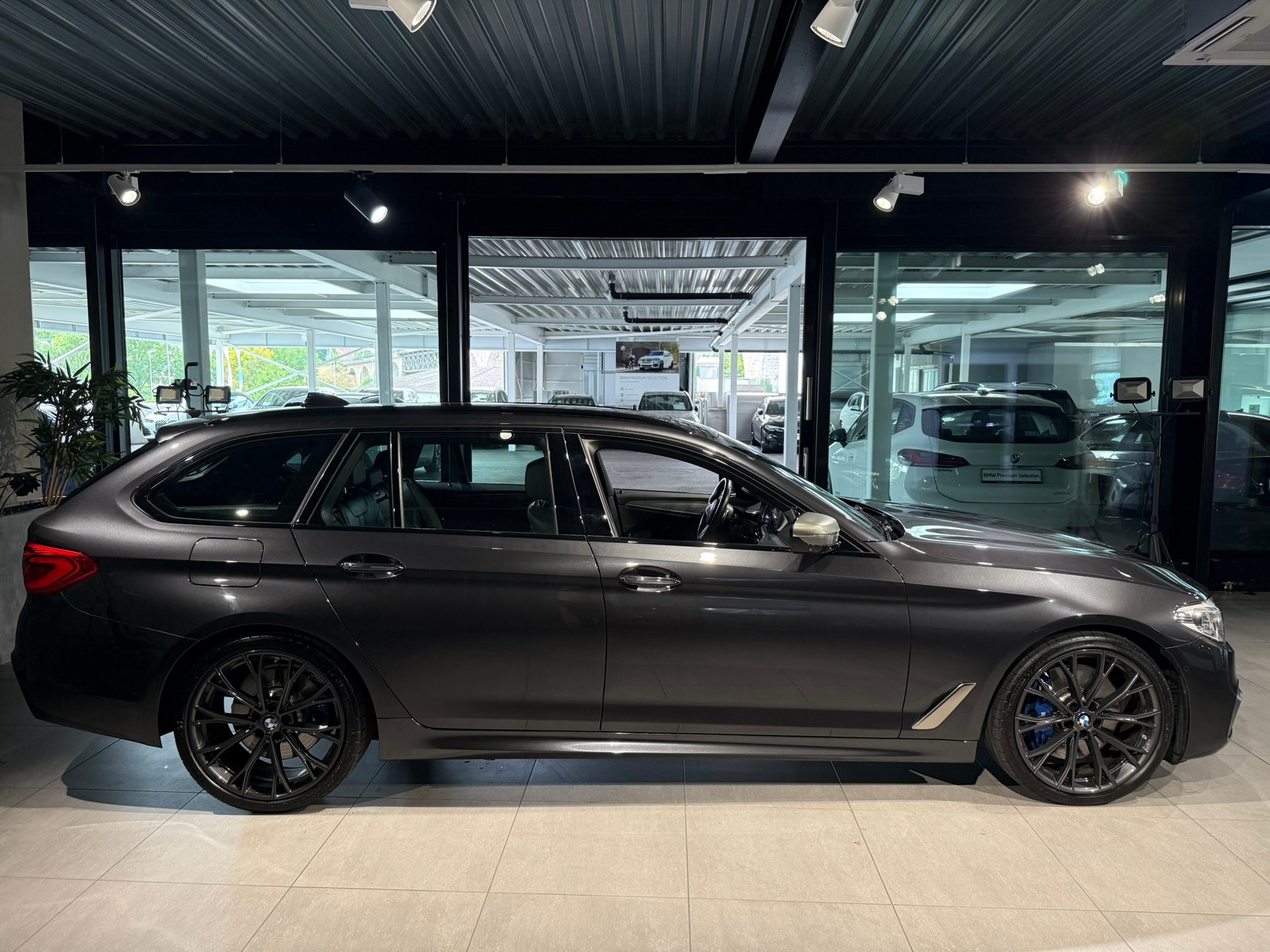 BMW M550d xDrive Touring Steptronic-showroom-element-3