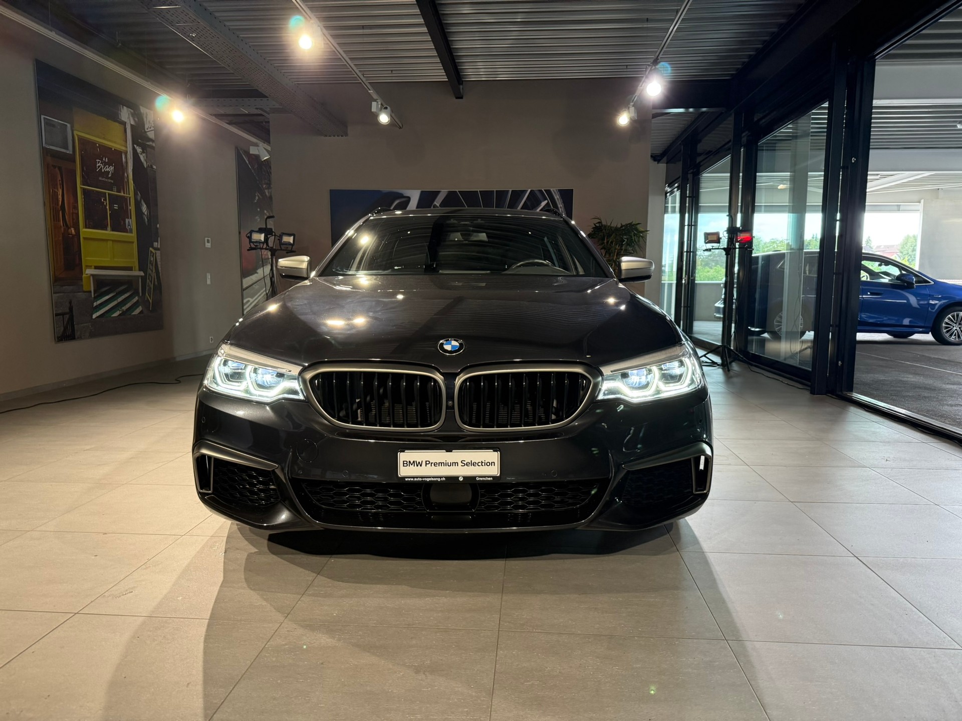 BMW M550d xDrive Touring Steptronic-showroom-element-1