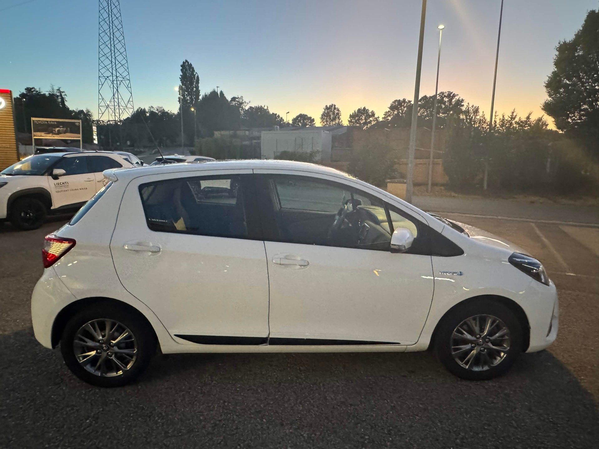 TOYOTA 1.5 VVT-i HSD Trend-image-1