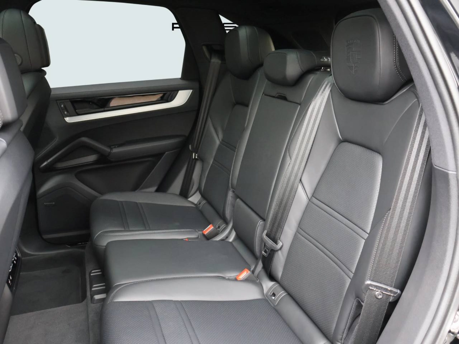 PORSCHE Cayenne S E-Hybrid Black Edition-image-14