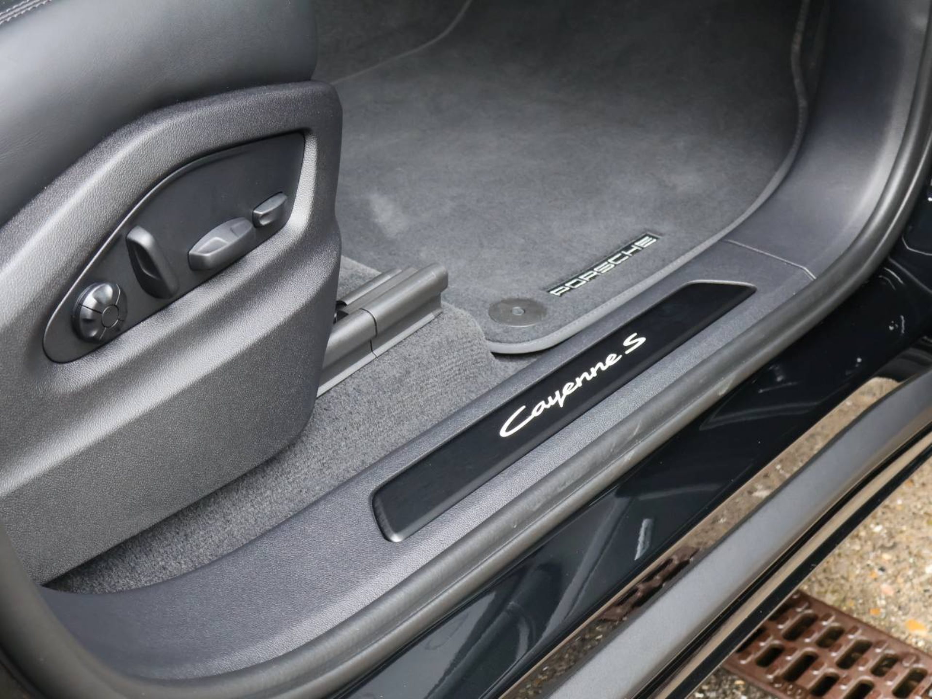 PORSCHE Cayenne S E-Hybrid Black Edition-image-28
