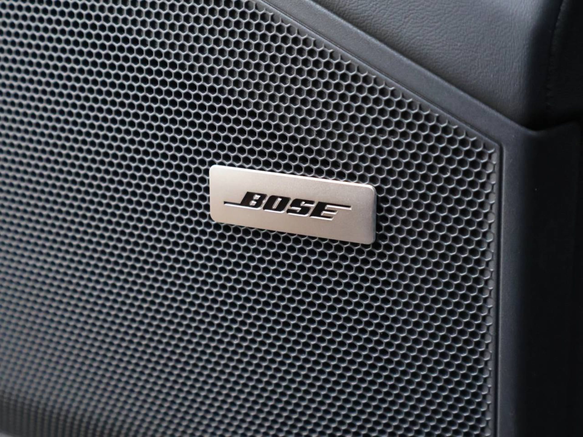 PORSCHE Cayenne S E-Hybrid Black Edition-image-31