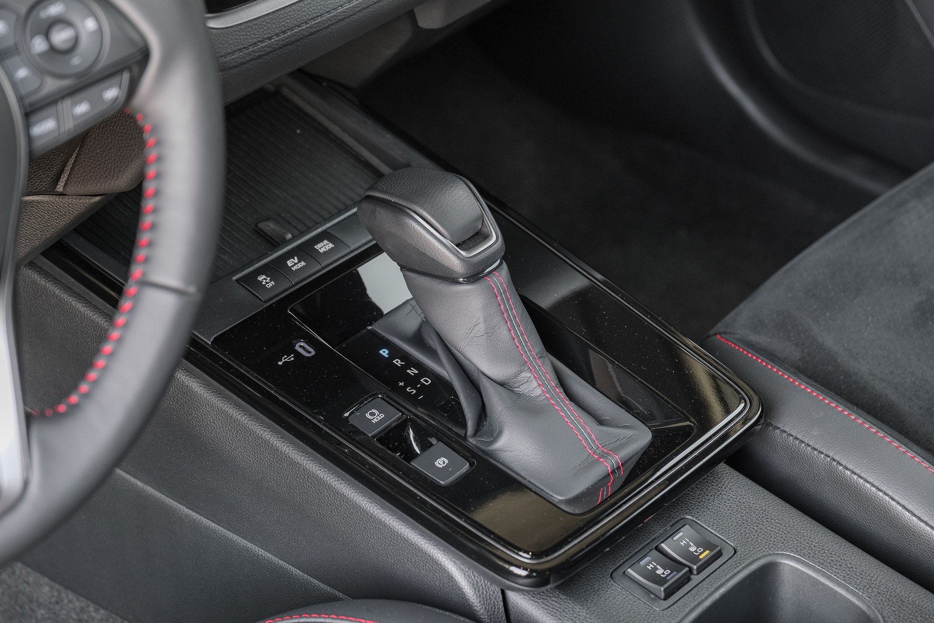 TOYOTA Corolla Cross 2.0 GR Sport e-CVT-image-19
