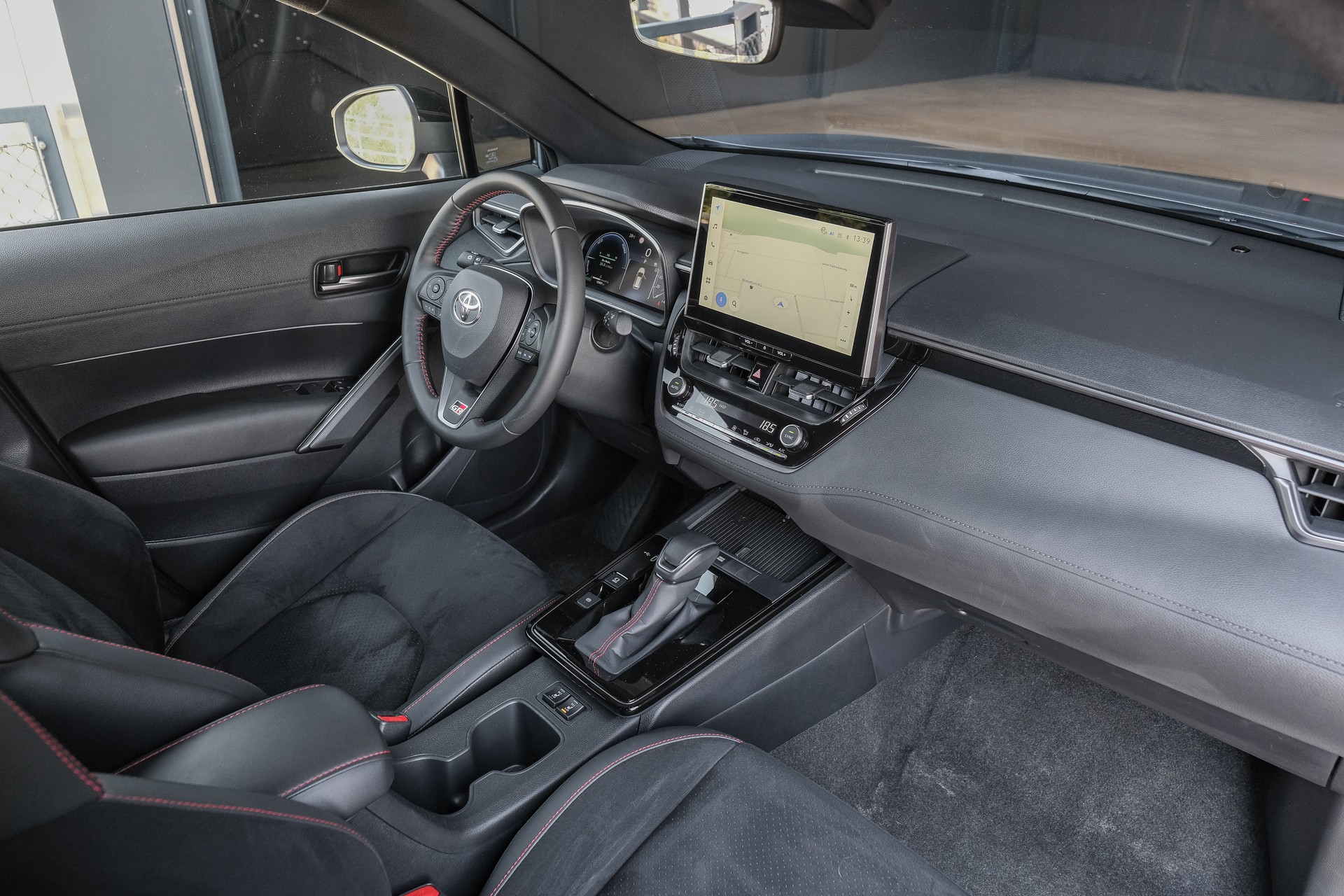 TOYOTA Corolla Cross 2.0 GR Sport e-CVT-image-13