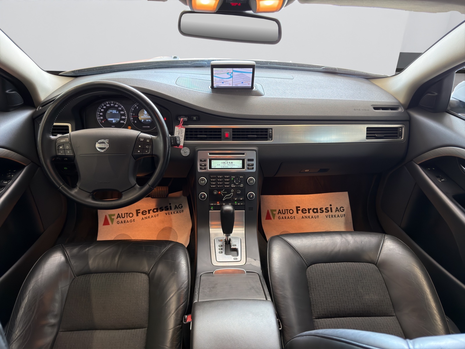 VOLVO V70 D5 Momentum Geartronic-image-11