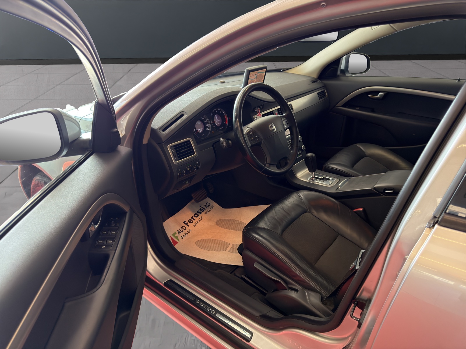 VOLVO V70 D5 Momentum Geartronic-image-17