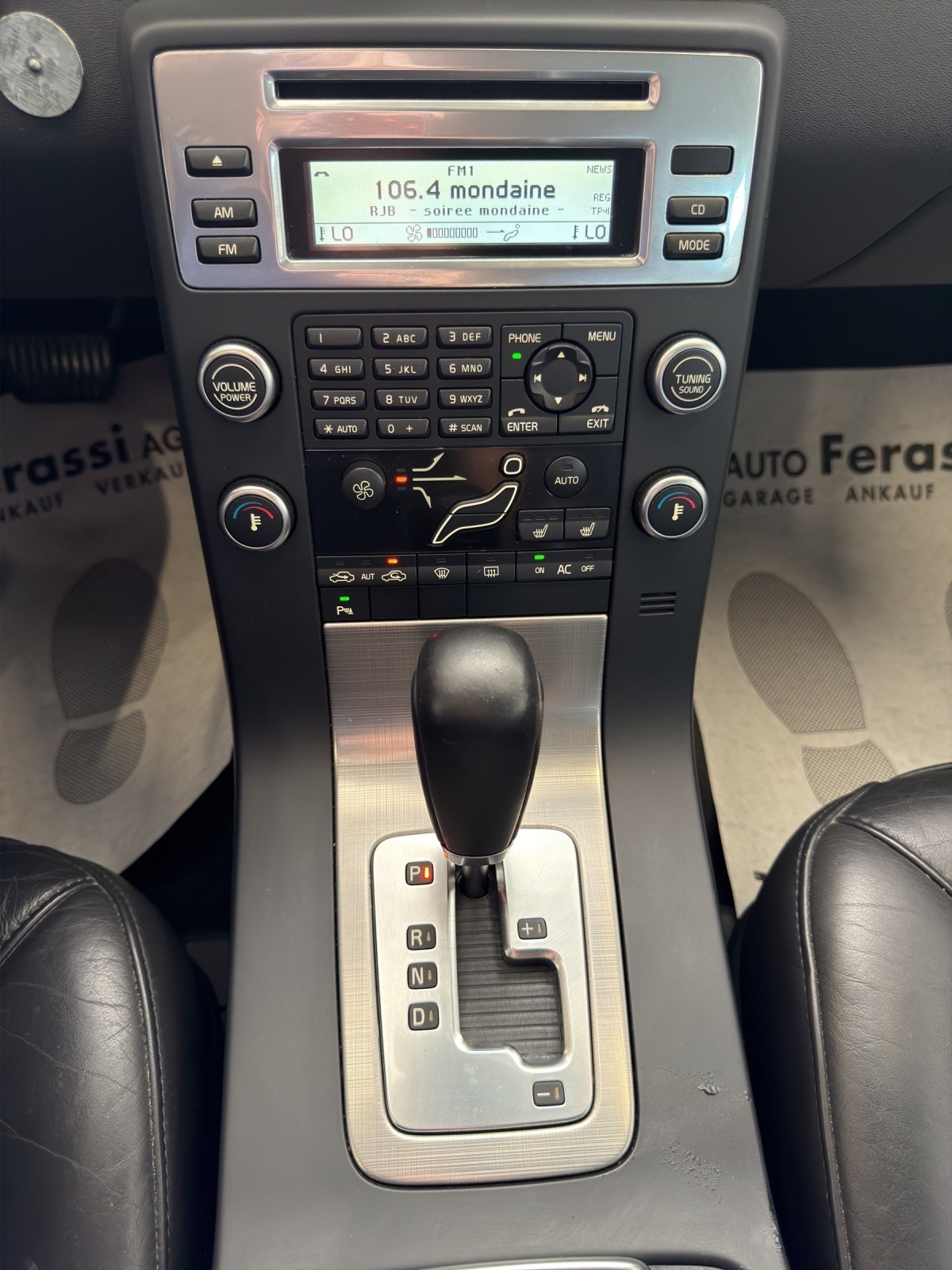 VOLVO V70 D5 Momentum Geartronic-image-18