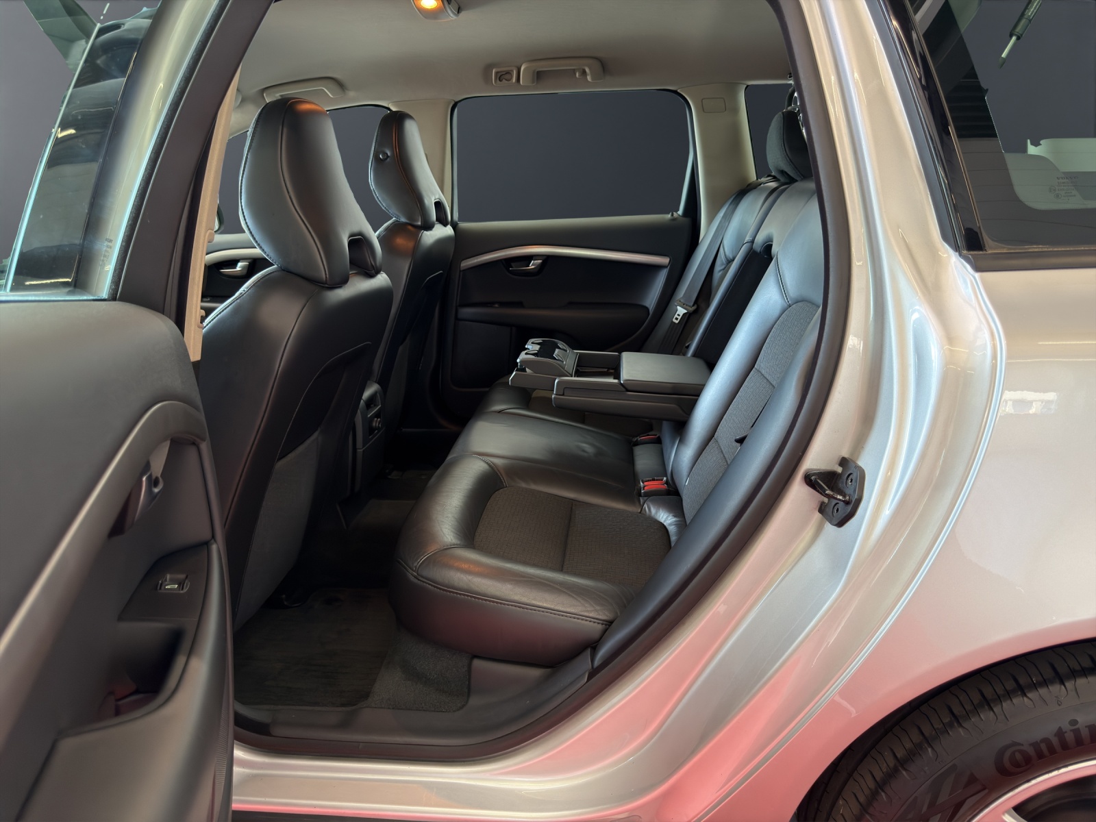 VOLVO V70 D5 Momentum Geartronic-image-24