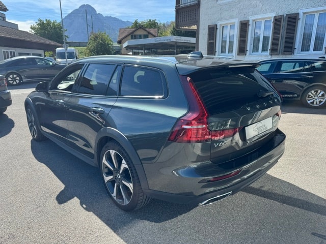 VOLVO V60 Cross Country 2.0 D4 AWD-image-4