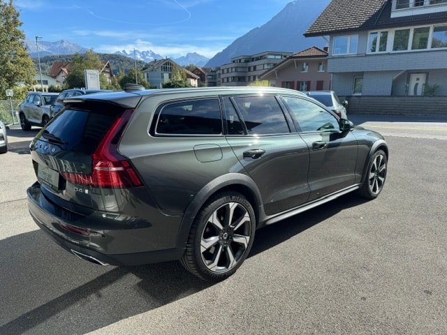 VOLVO V60 Cross Country 2.0 D4 AWD-image-3