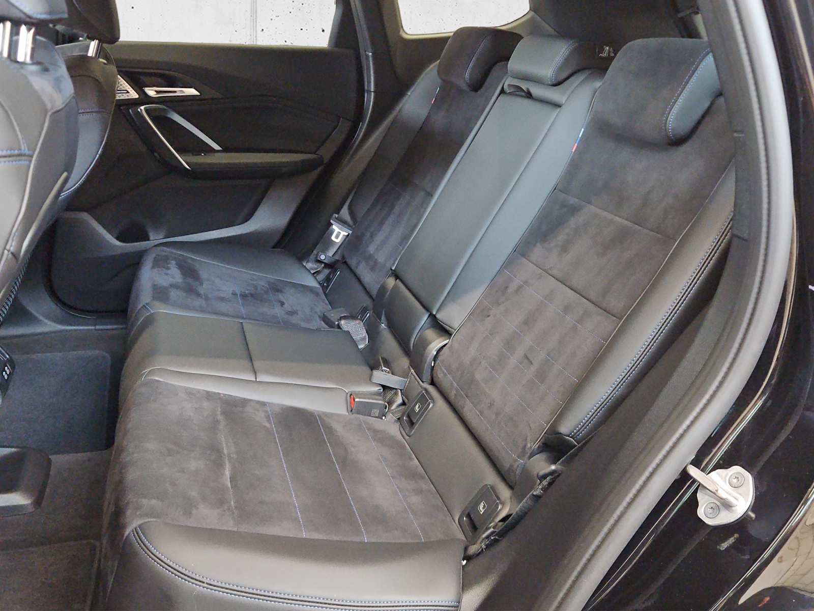 BMW iX1 xDrive 30 M Sport-image-11