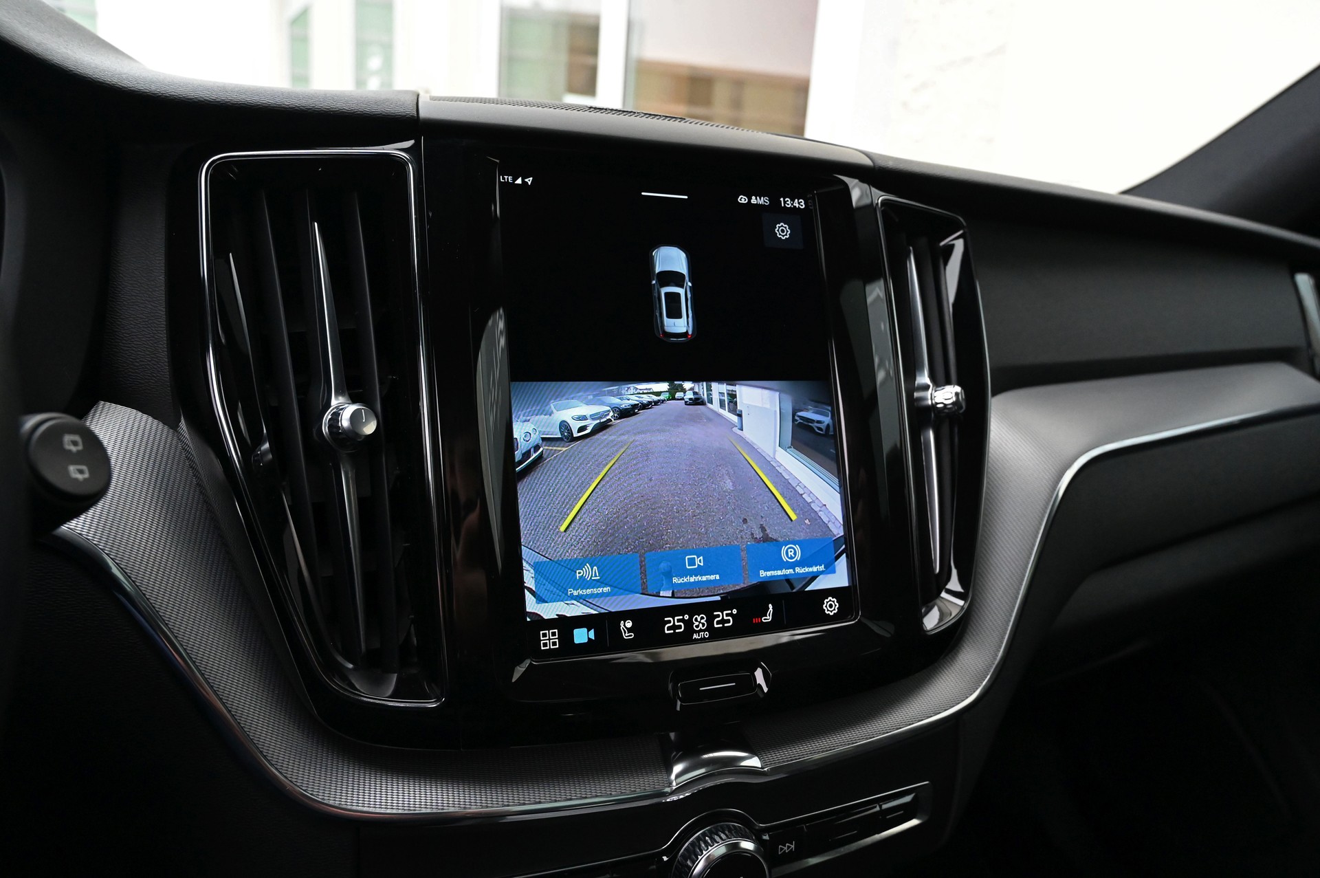 VOLVO XC60 T6 eAWD R-Design Dark Geartronic-image-18