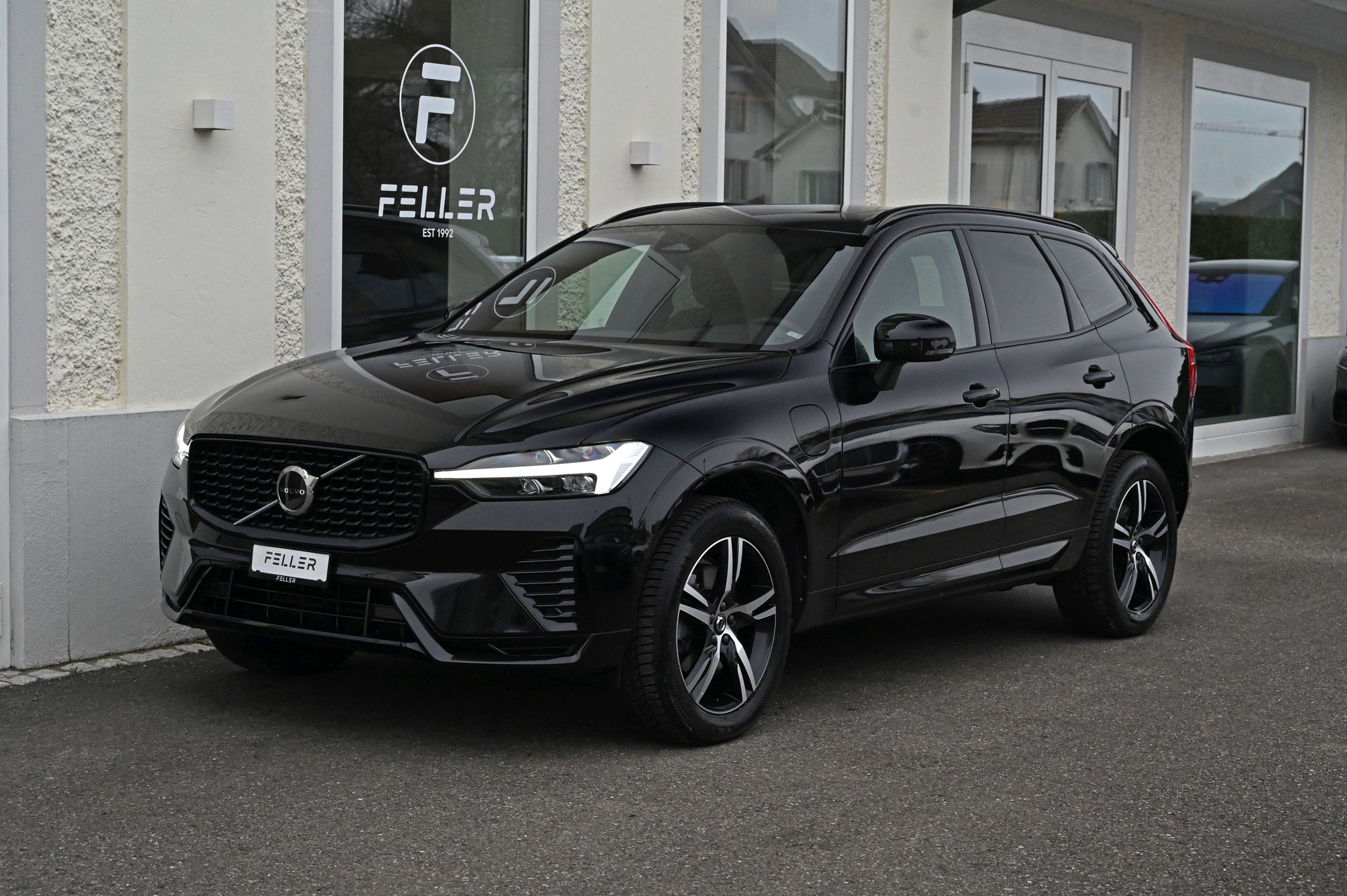 VOLVO XC60 T6 eAWD R-Design Dark Geartronic-image-0