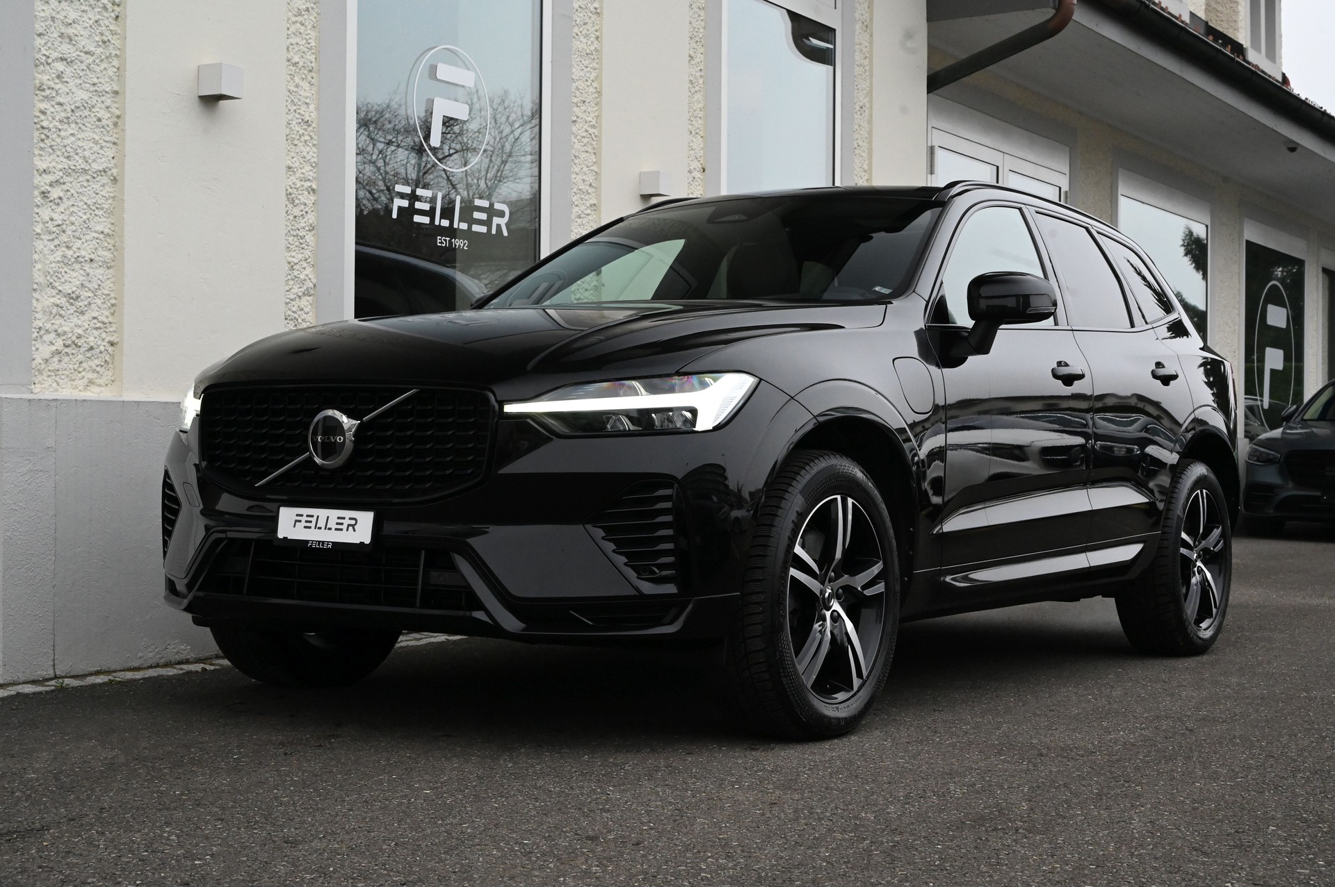 VOLVO XC60 T6 eAWD R-Design Dark Geartronic-image-1
