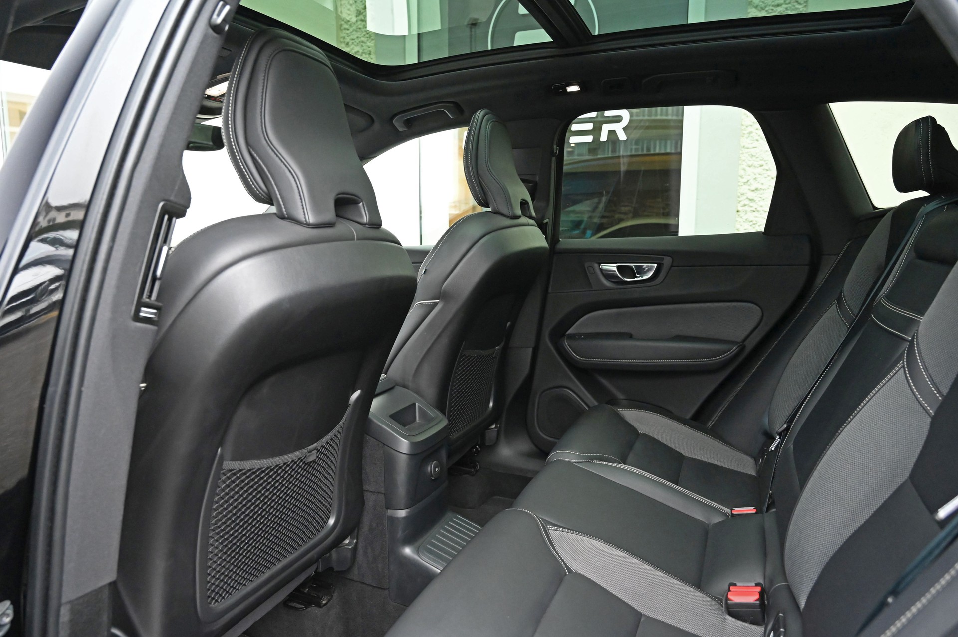 VOLVO XC60 T6 eAWD R-Design Dark Geartronic-image-13