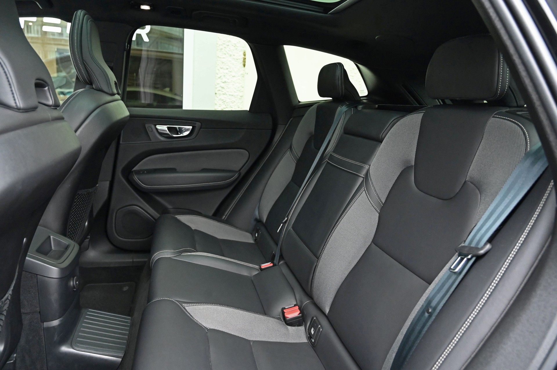 VOLVO XC60 T6 eAWD R-Design Dark Geartronic-image-14