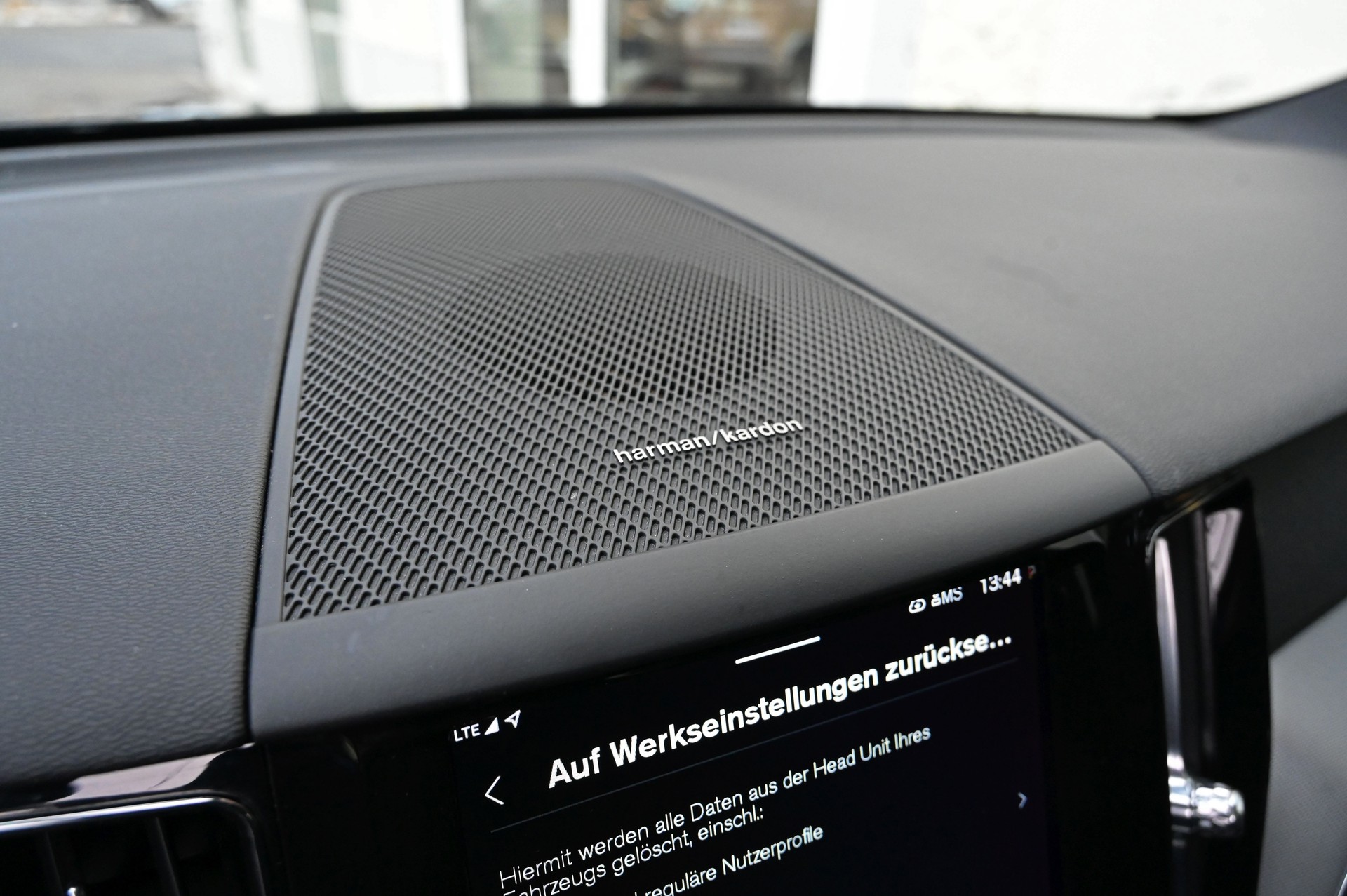 VOLVO XC60 T6 eAWD R-Design Dark Geartronic-image-20